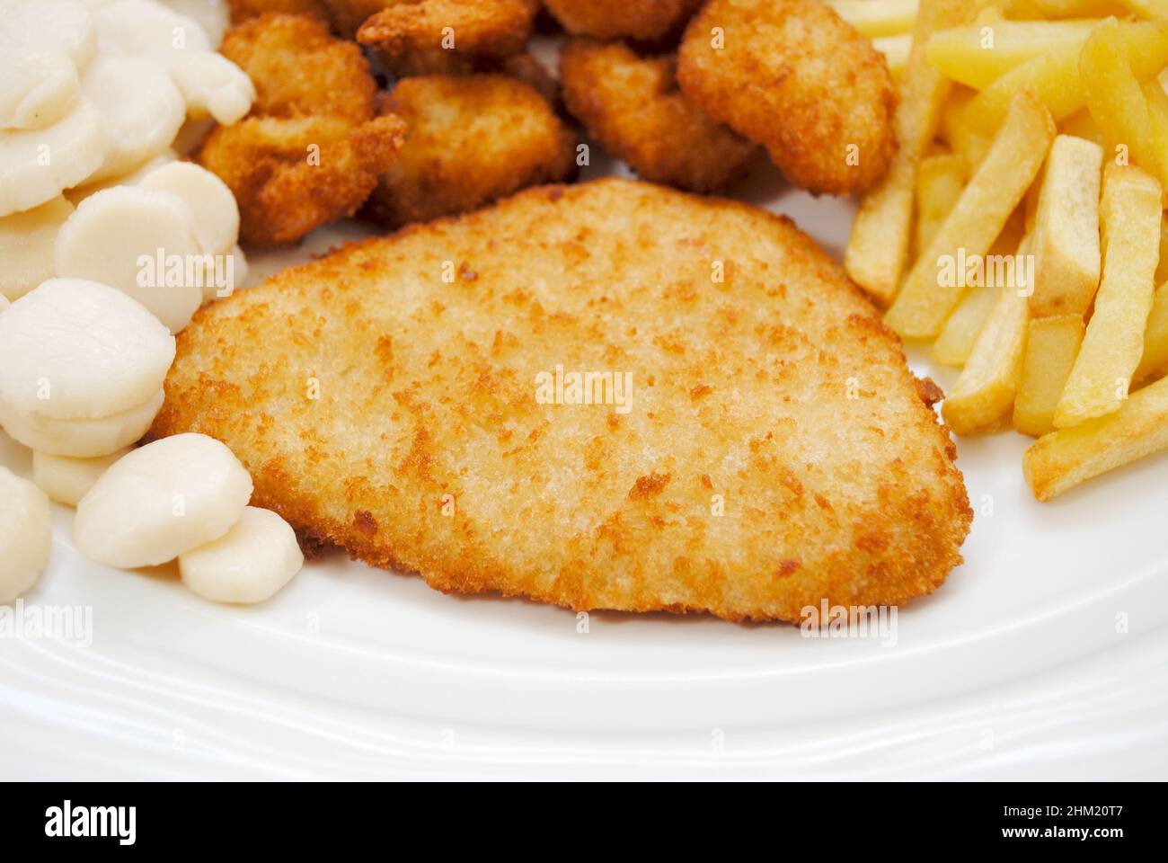 Poisson pané d'aiglefin comme partie d'un plat de pêcheur Banque D'Images