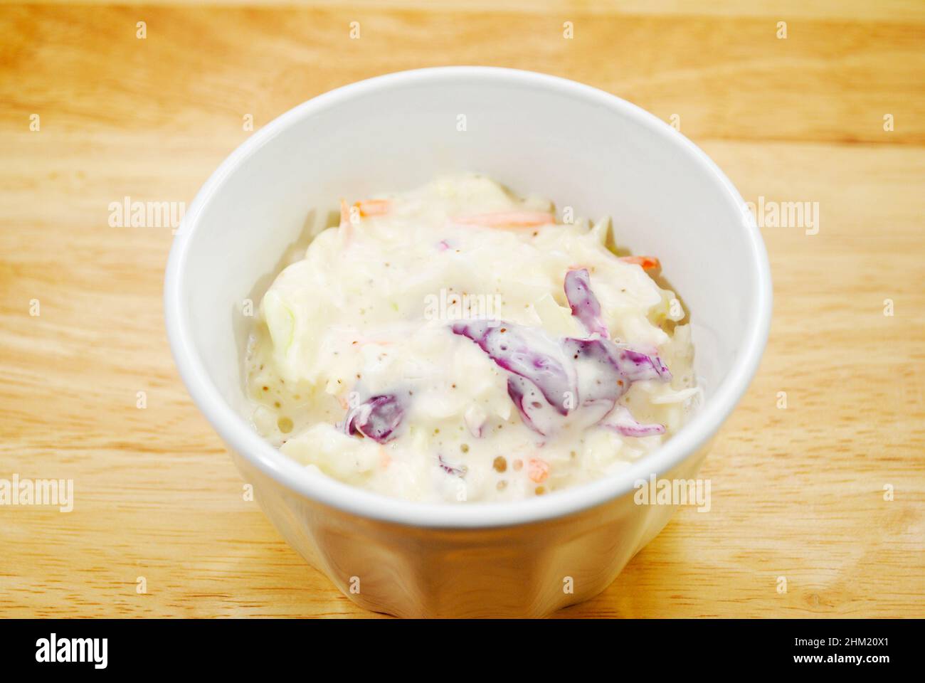 Coleslaw de chou frais servi dans un bol blanc Banque D'Images