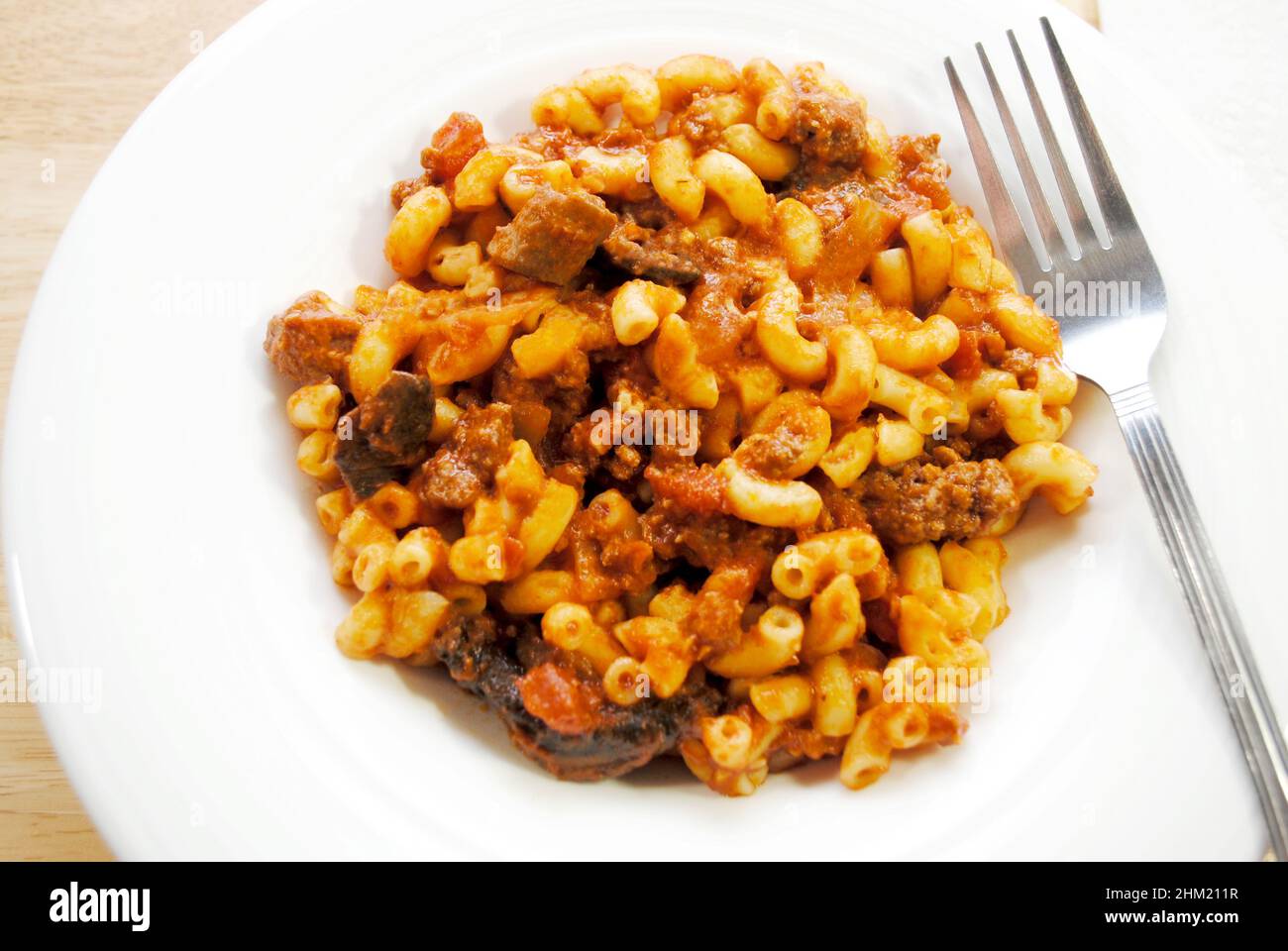 Elbow Macaroni avec sauce à la viande bolognaise Banque D'Images