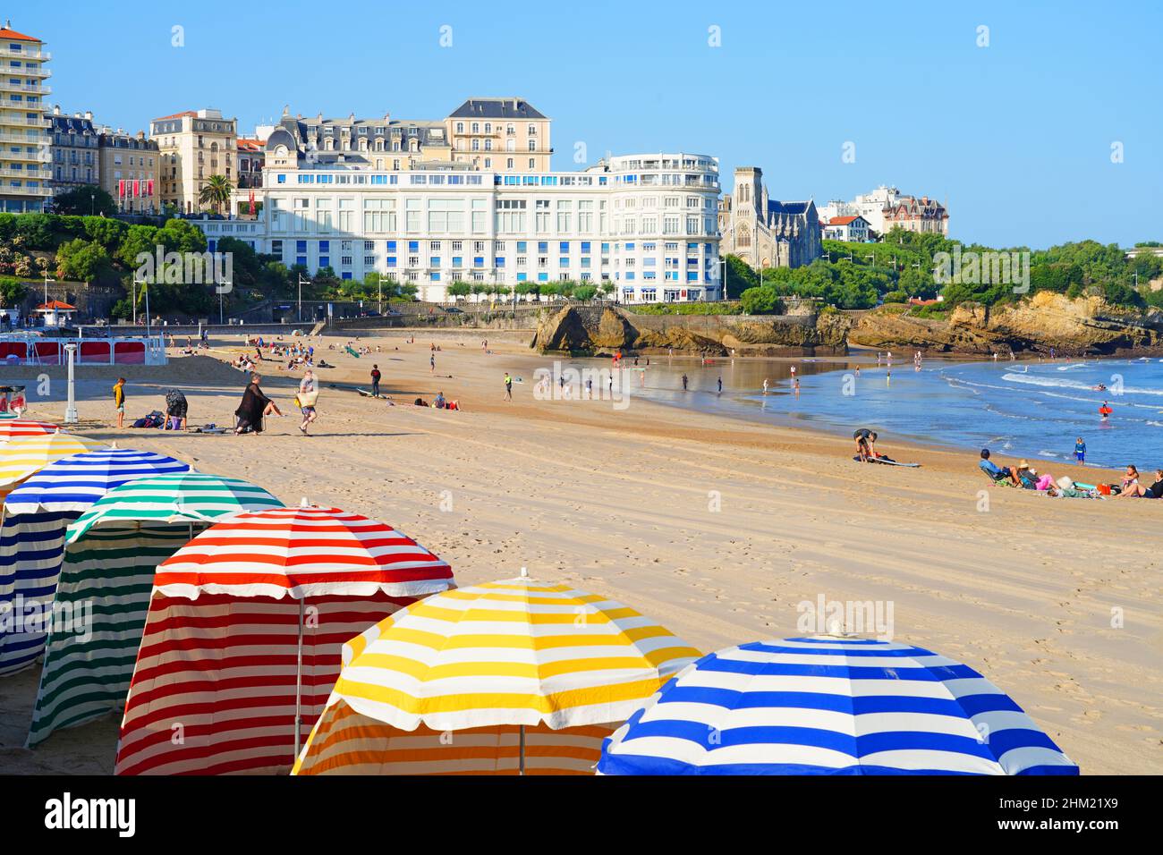 BIARRITZ, FRANCE -19 AOÛT 2021 - des cabanas et parasols colorés à rayures  changent sur la plage de la Grande Plage dans la station balnéaire de  Biarritz dans le B Photo Stock - Alamy