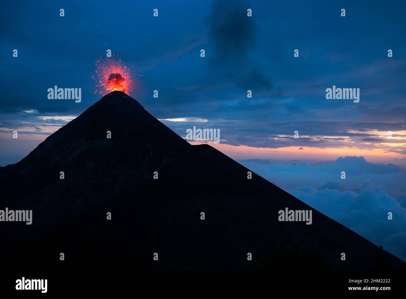 Volcán de Fuego ou Chi Qaq' pendant l'éruption Banque D'Images