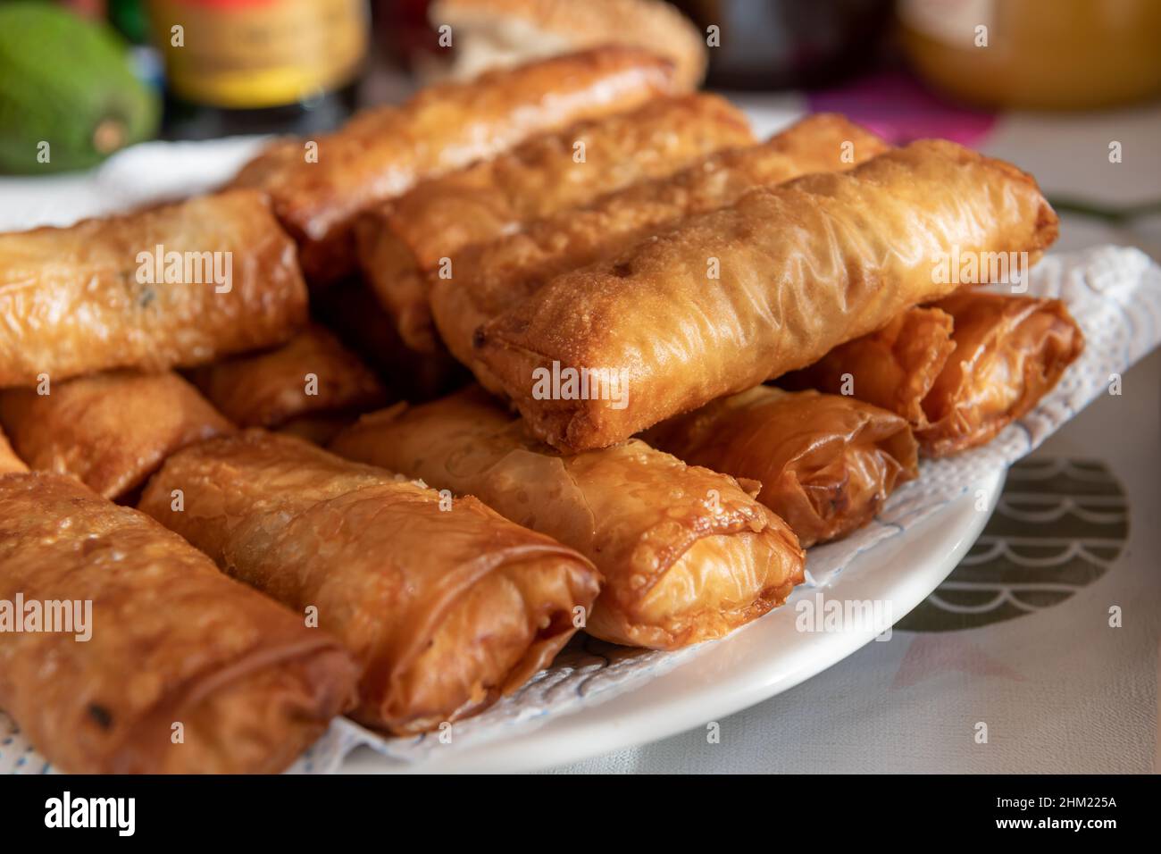 Une assiette complète de rouleaux de printemps frits dorés et croustillants. Banque D'Images