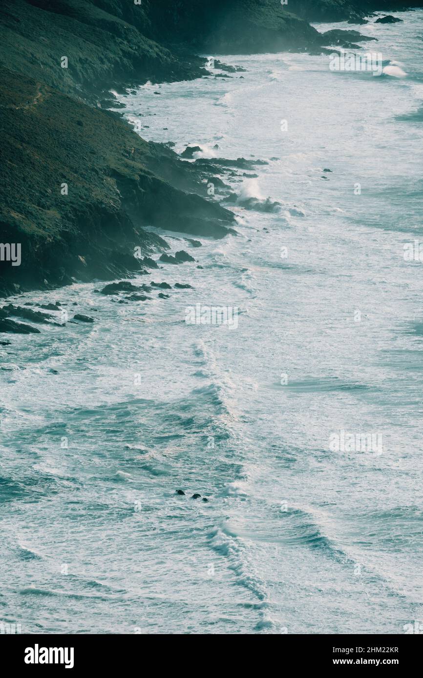 Une photo aérienne d'une côte sauvage massive en espagne avec les vagues qui s'écrasant contre elle Banque D'Images