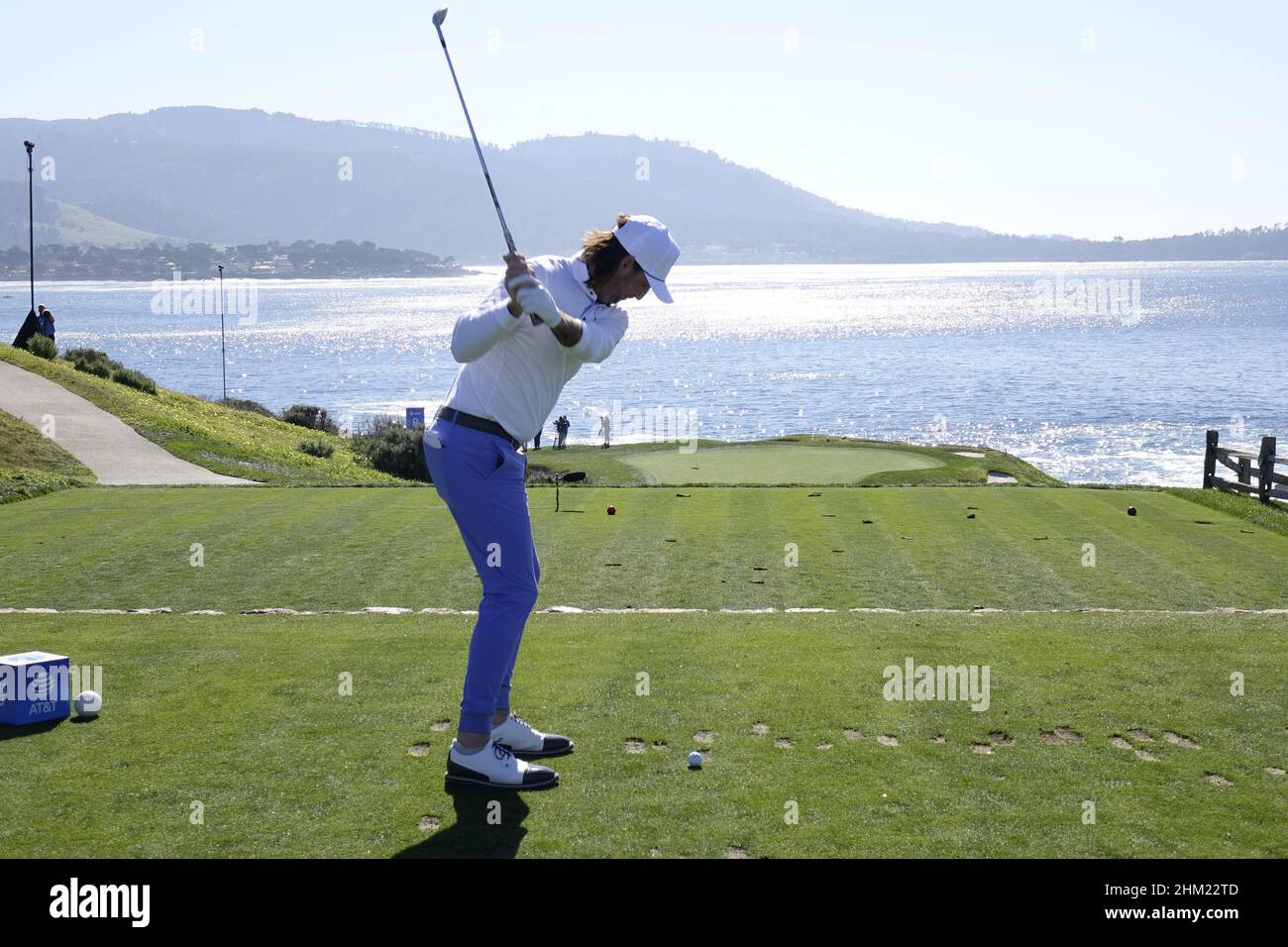 Pebble Beach, États-Unis.06th févr. 2022.Jake Owen s'est rendu au célèbre green 7th lors de la dernière partie de l'ÉVÉNEMENT DE golf AT&T Pro-Am PGA Tour à Pebble Beach Links, péninsule de Monterey, Californie, États-Unis. Crédit : Motofoto/Alay Live News Banque D'Images