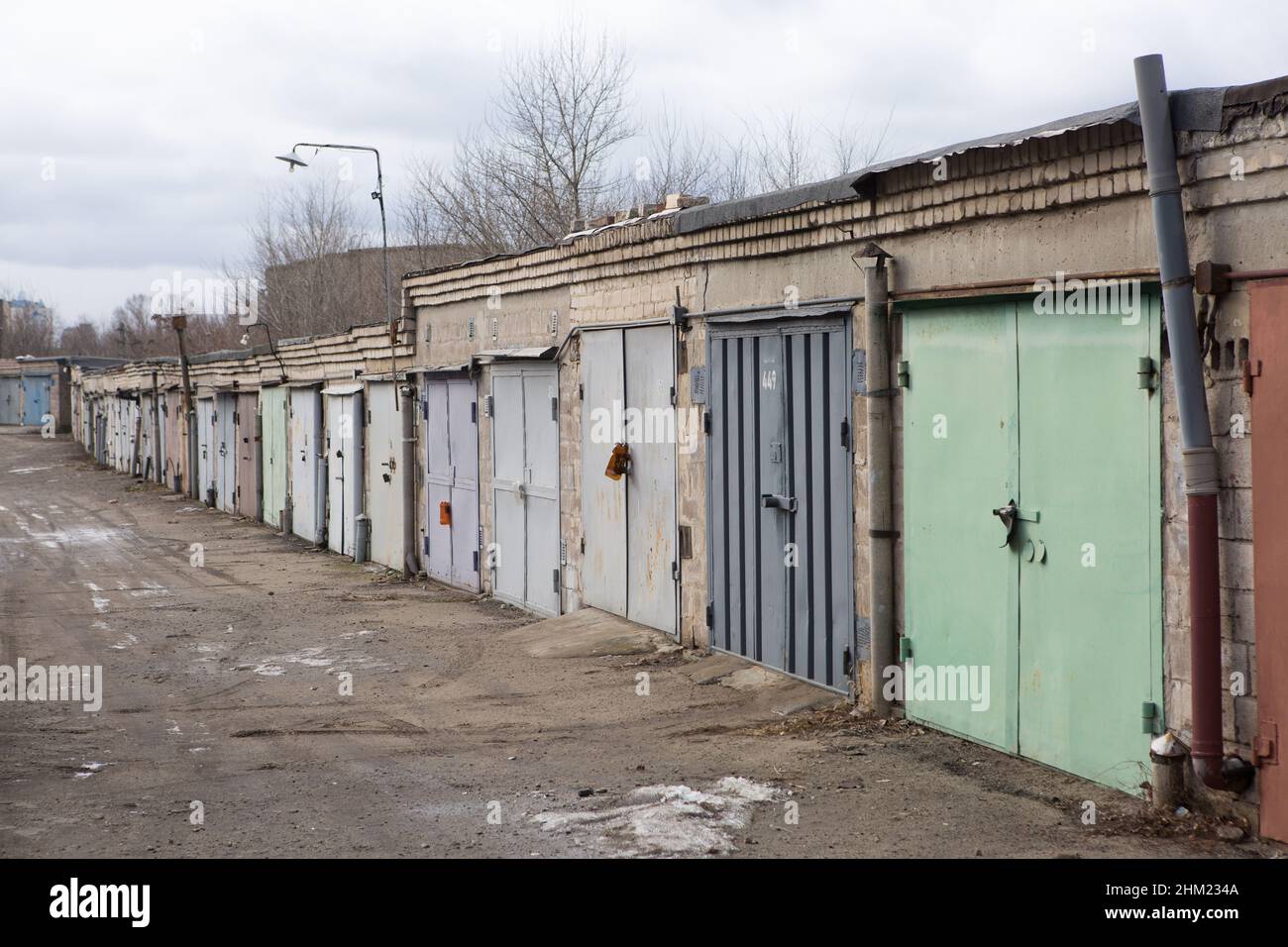 Vieux garages multicolores rouillés avec mauvaise route.Garage coopératif. Banque D'Images