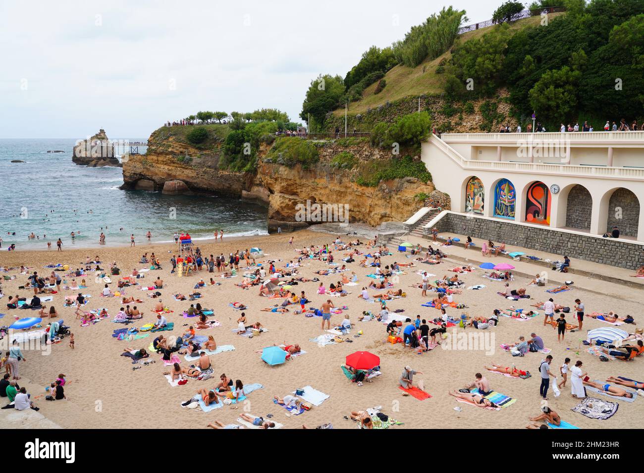 BIARRITZ, FRANCE -20 AOÛT 2021 - vue d'une journée sur la plage Port Vieux Plage dans la station balnéaire de Biarritz, pays Basque, France, connue pour ses vagues et Banque D'Images