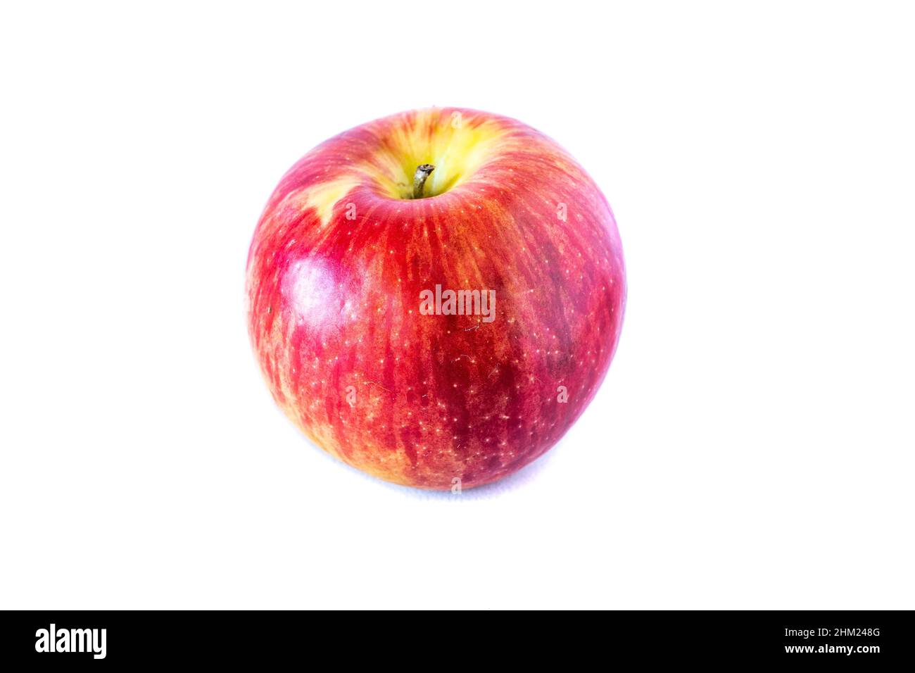 Une pomme rouge ou cortland isolée sur fond blanc.Produits biologiques et naturels, aliments sains et sains. Banque D'Images