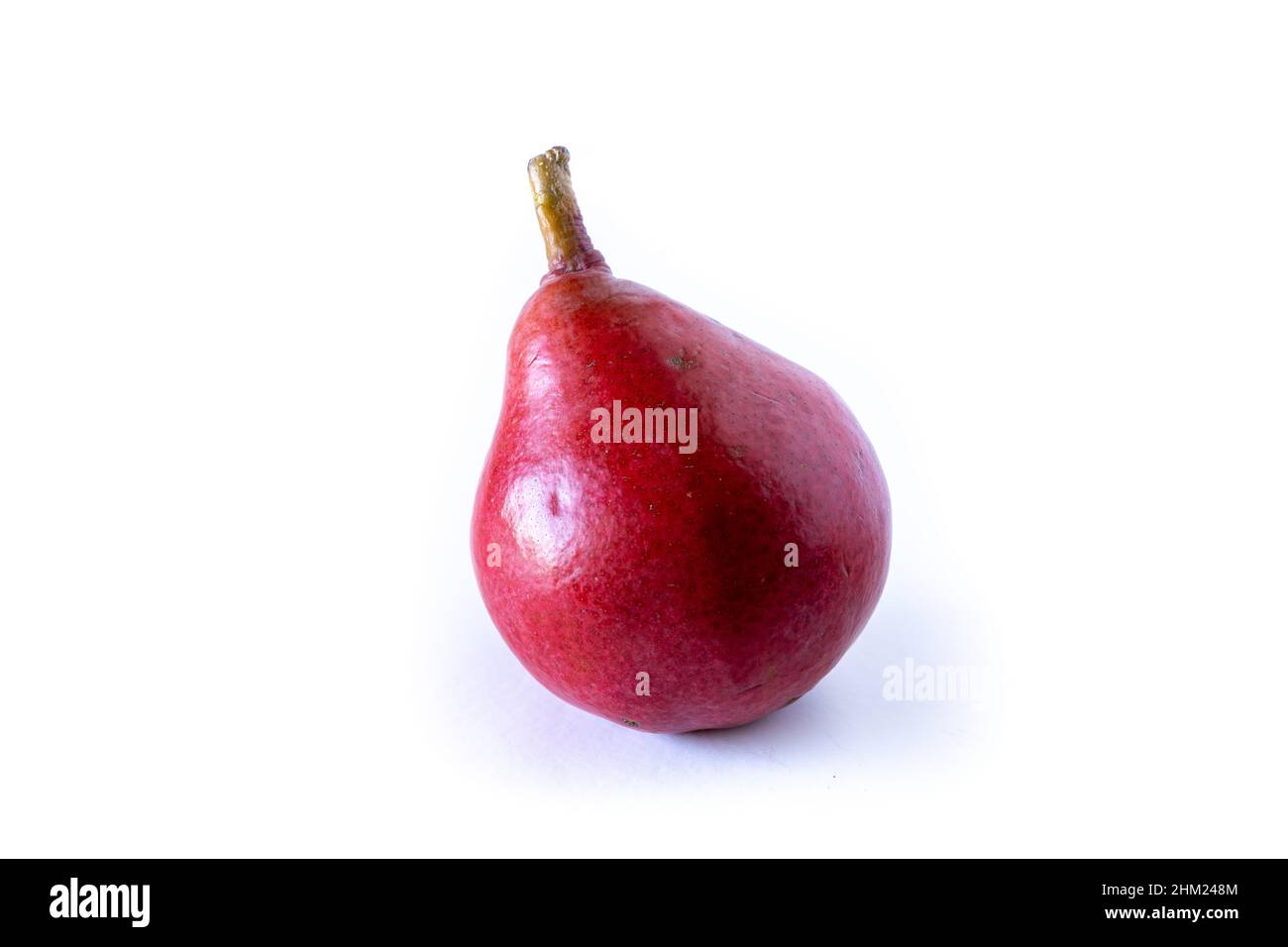 Une poire rouge isolée sur fond blanc.Produits biologiques et naturels, aliments sains. Banque D'Images