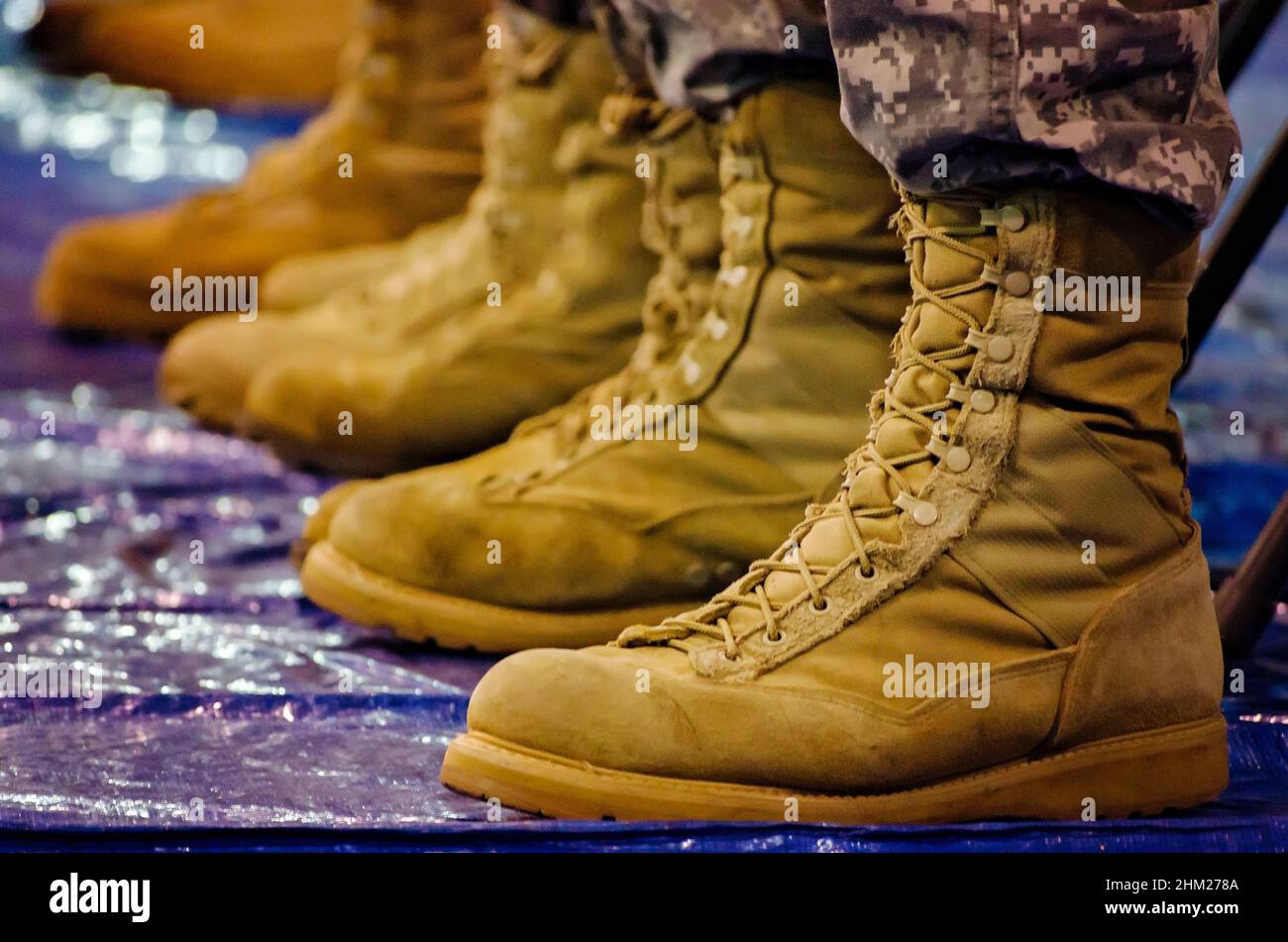 Un gros plan des bottes de soldats est photographié alors que des membres du Bataillon des ingénieurs de la Garde nationale de l’Armée des États-Unis 223rd assistent à une cérémonie d’envoi. Banque D'Images