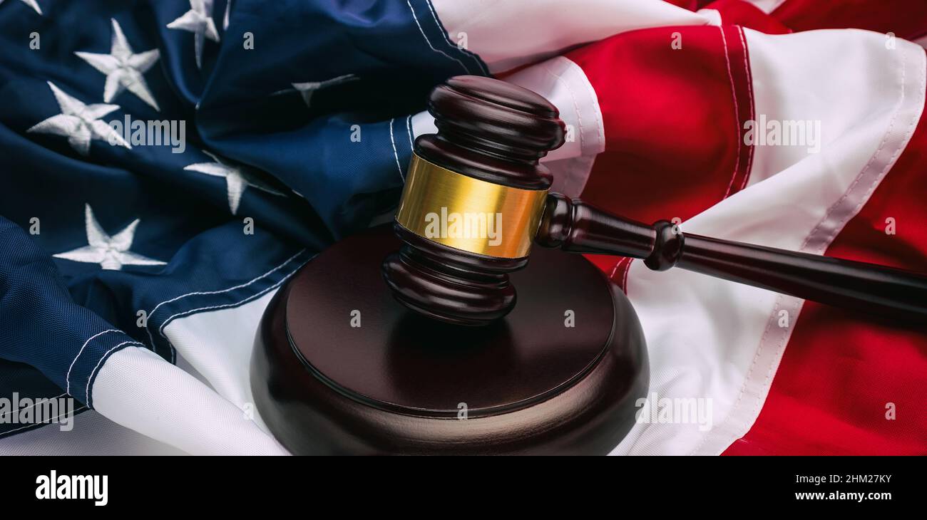 Wooden gavel et USA flag Banque D'Images