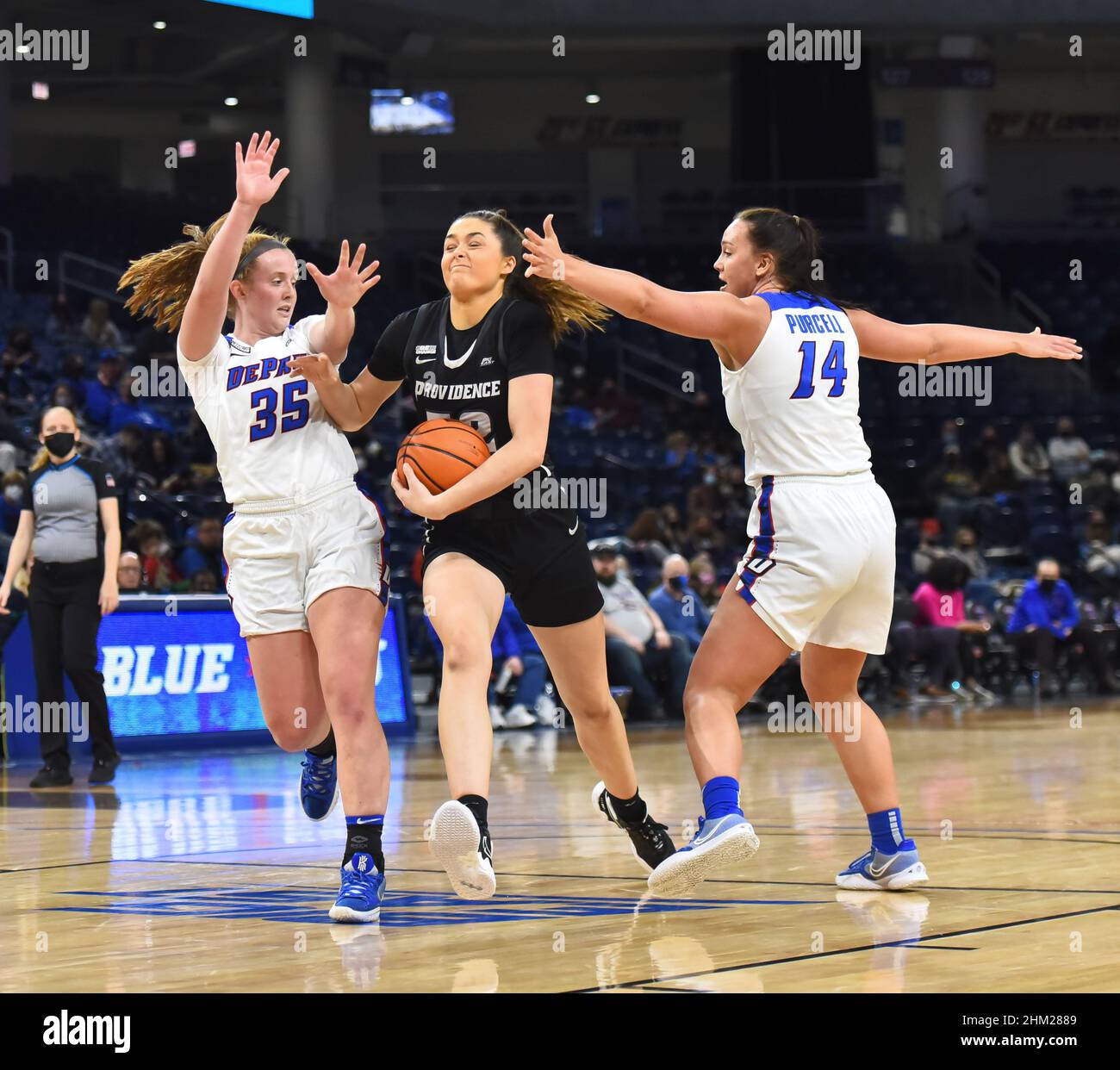 Chicago, Illinois, États-Unis.06th févr. 2022.Providence Friars Forward Alyssa Geary (32) descend dans la voie pendant le match de basket-ball de la grande conférence est de la NCAA entre DePaul vs Providence dans la région de Wintrust à Chicago, Illinois.Dean Reid/CSM/Alamy Live News Banque D'Images