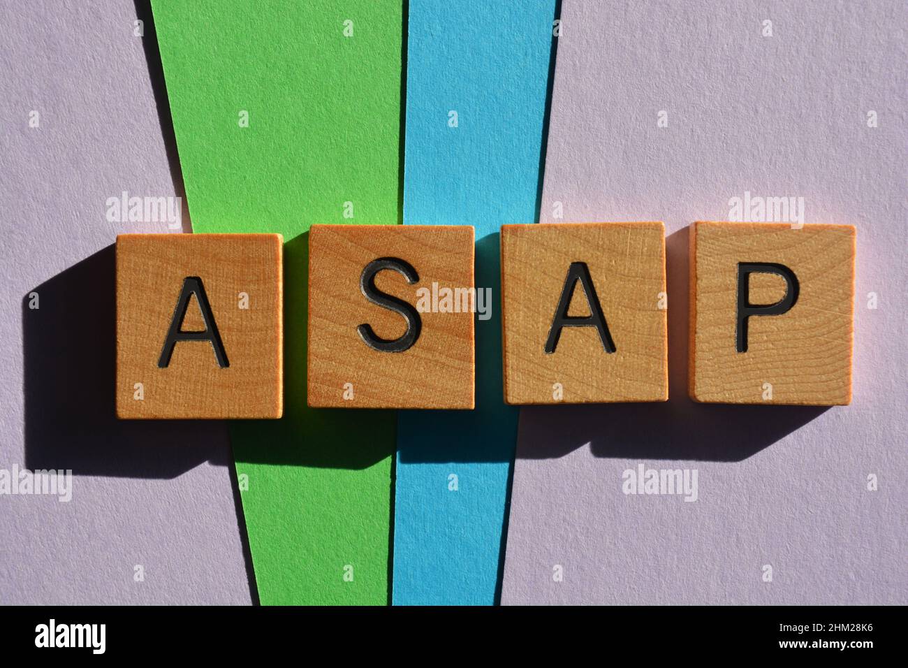 ASAP, acronyme de Dès que possible, en lettres de l'alphabet en bois isolées sur fond multicolore Banque D'Images