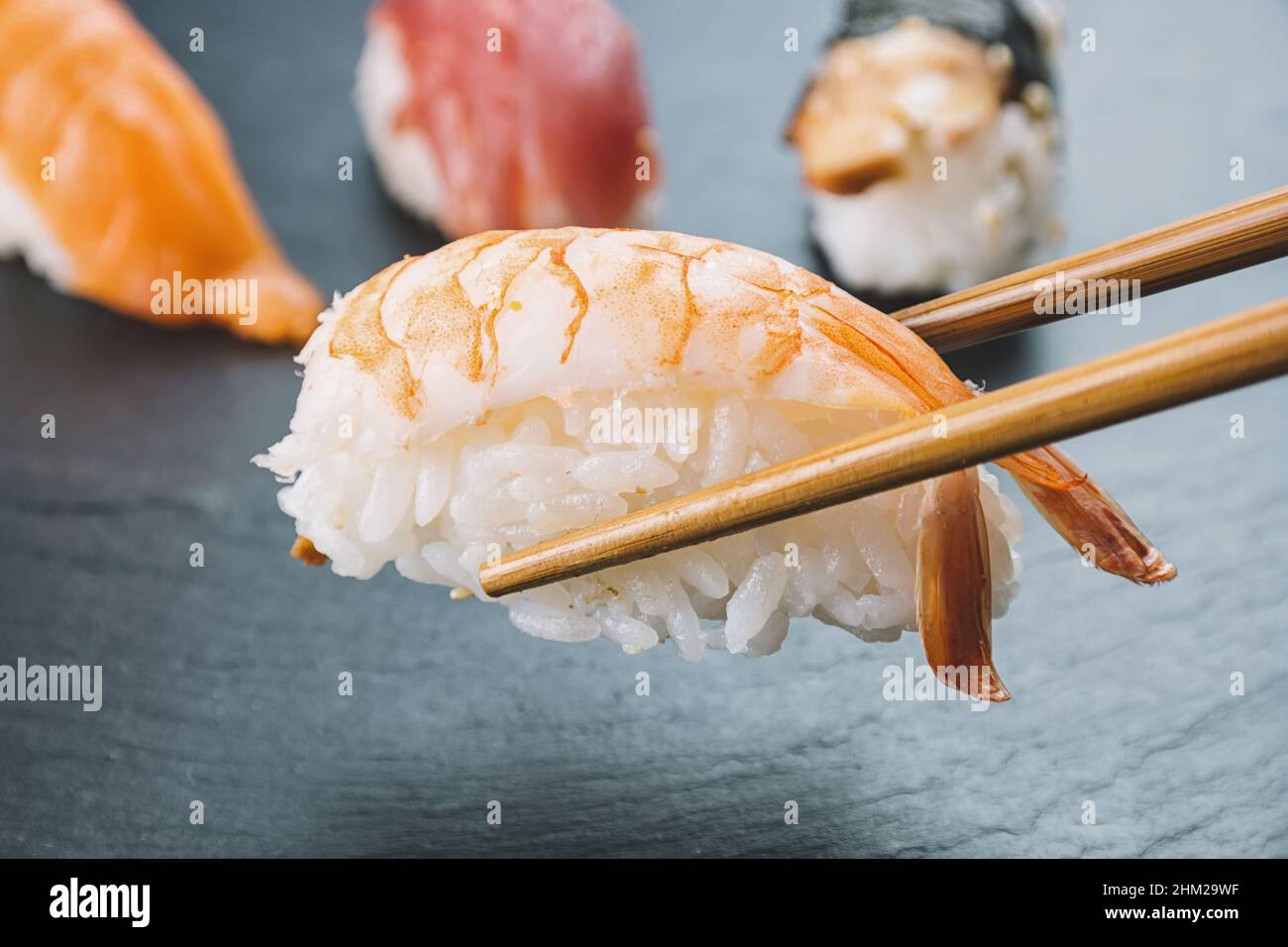 Sushi nigiri avec baguettes Banque D'Images