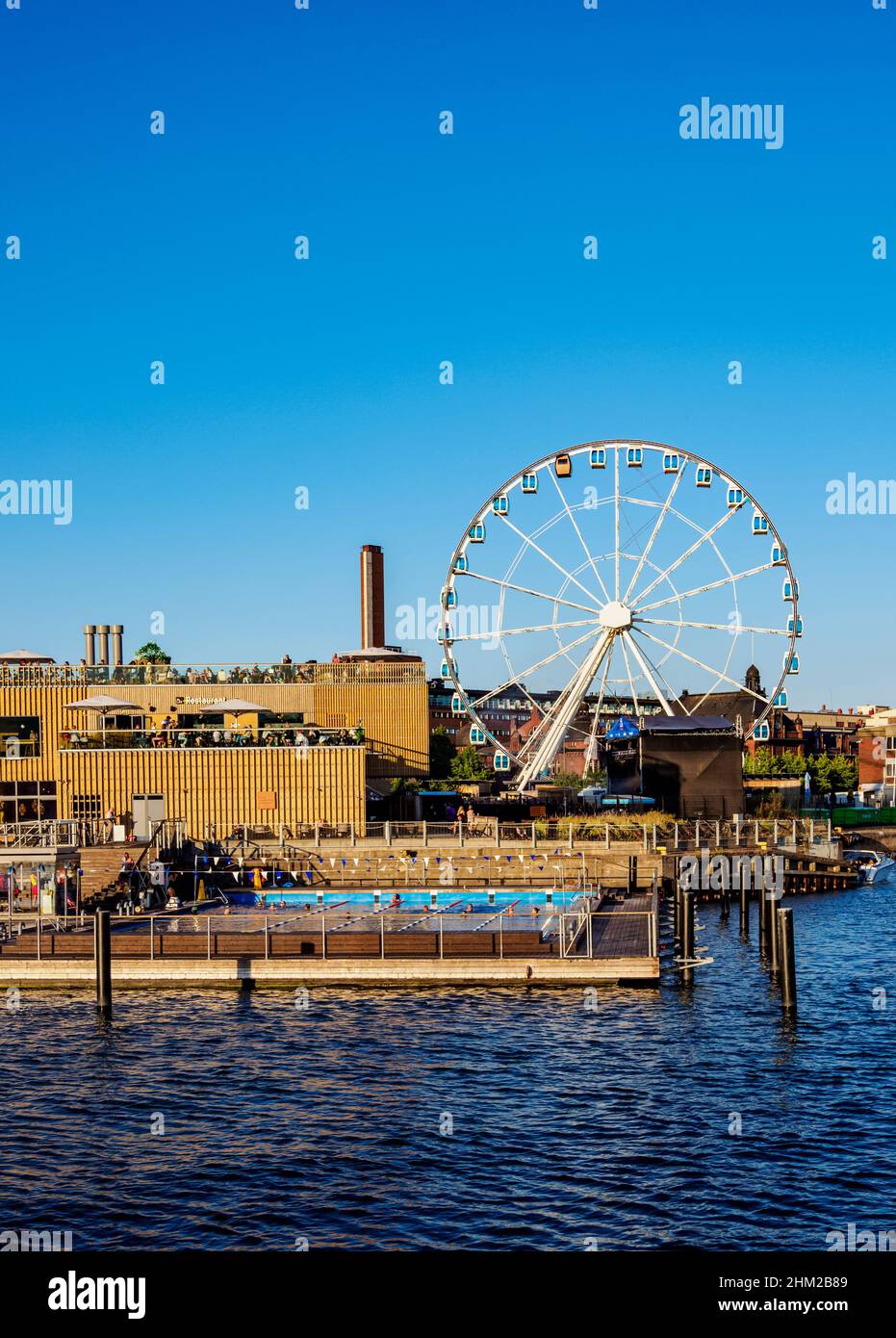 Vue sur South Harbor vers Allas Sea Pool and Restaurand et SkyWheel Ferris Wheel, Helsinki, comté d'Uusimaa, Finlande Banque D'Images