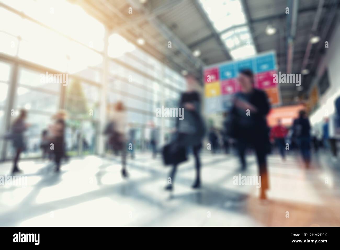 contexte désoqué des gens d'affaires marchant dans un étage, concept de salon d'affaires Banque D'Images
