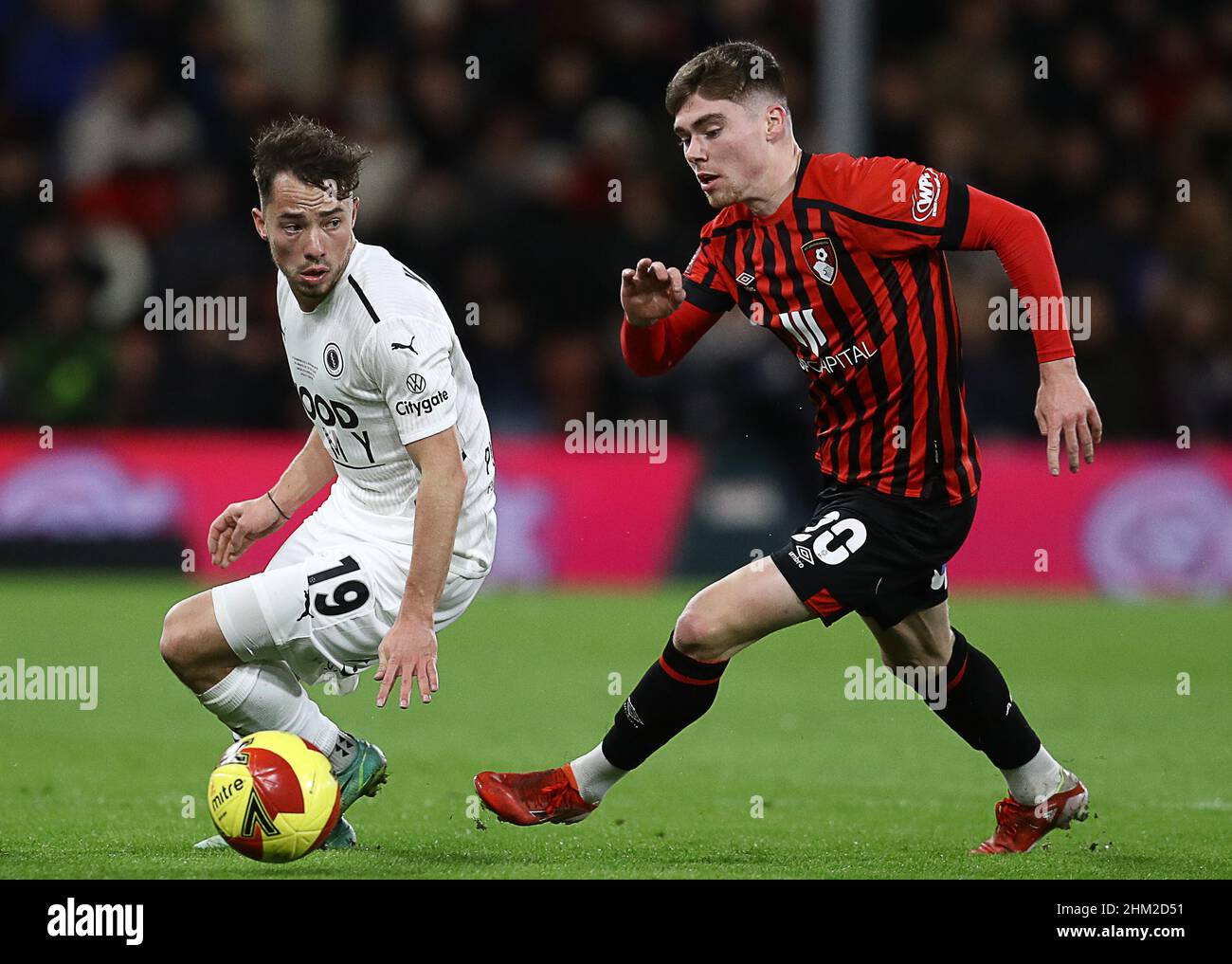 Bournemouth, Angleterre, le 6th février 2022.Kane Smith, de Boreham Wood,  est défiée par Leif Davis, de Bournemouth, lors du match de la coupe  Emirates FA au stade Vitality, à Bournemouth.Crédit photo à