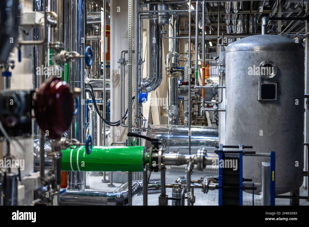 Réservoir en métal avec compteur et écran avec canalisations compliquées Banque D'Images