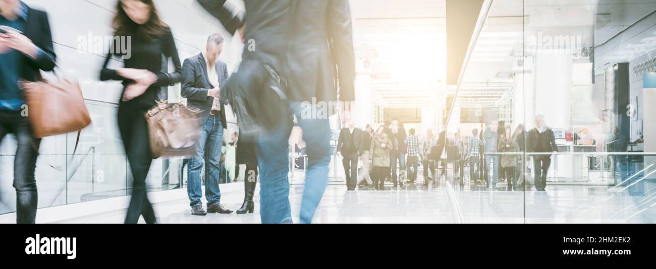 Personnes marchant dans un centre de bureau Banque D'Images