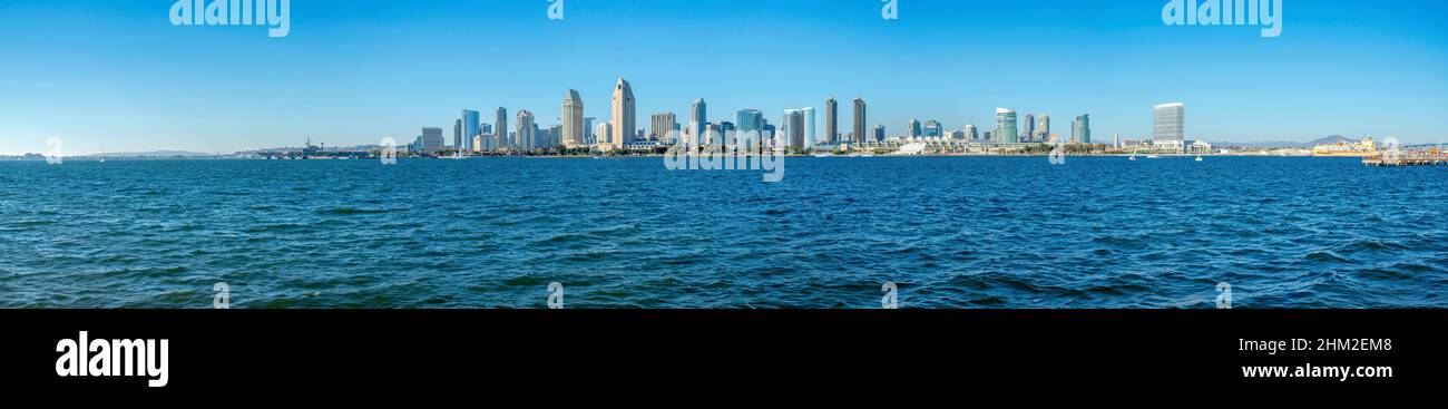 Vue sur les gratte-ciel de l'autre côté de la mer à Coronado, San Diego, Californie Banque D'Images