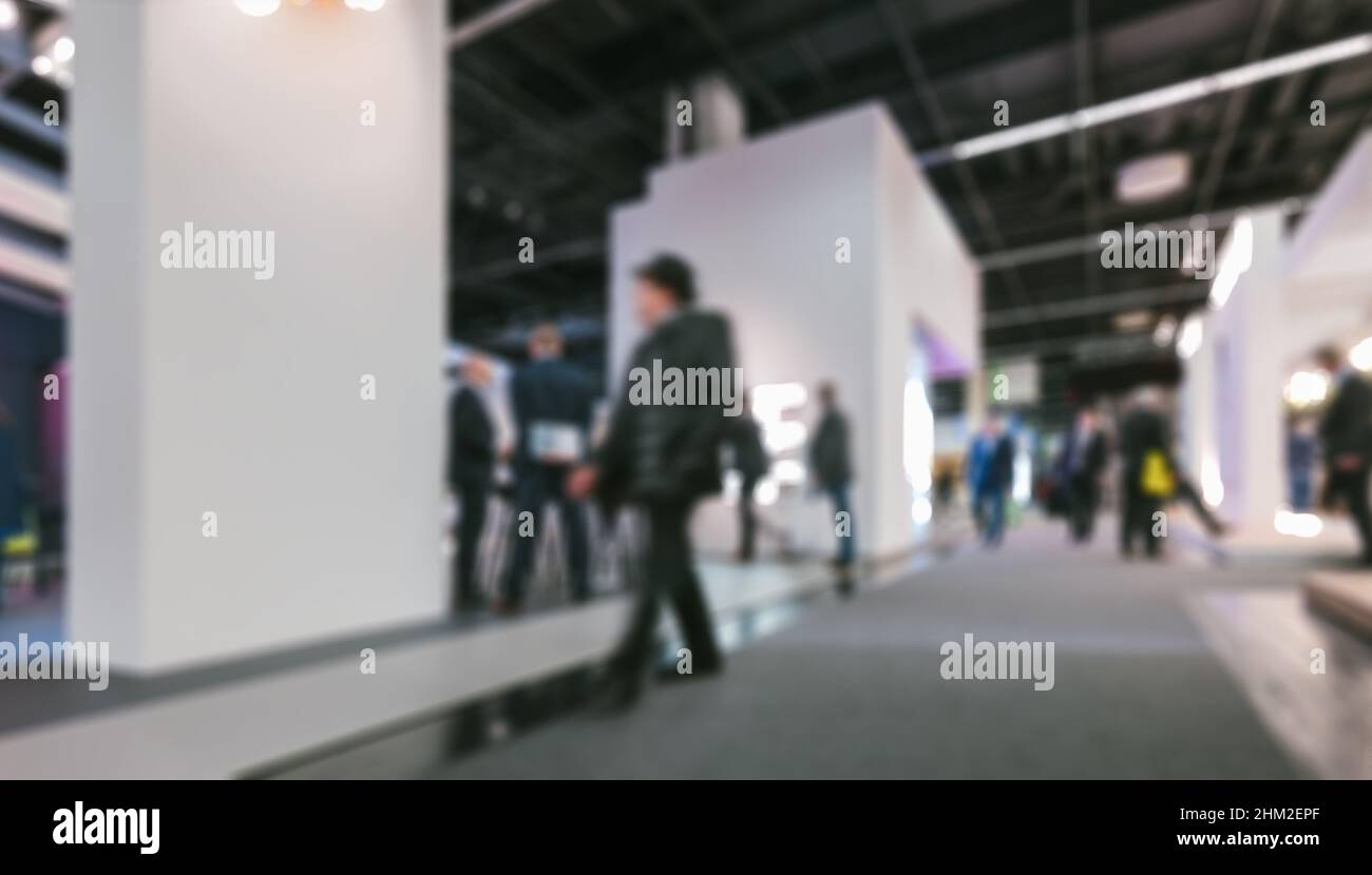 Arrière-plan générique des visiteurs du salon. Post-production intentionnellement floue. Les humains ne sont pas reconnaissables. Banque D'Images