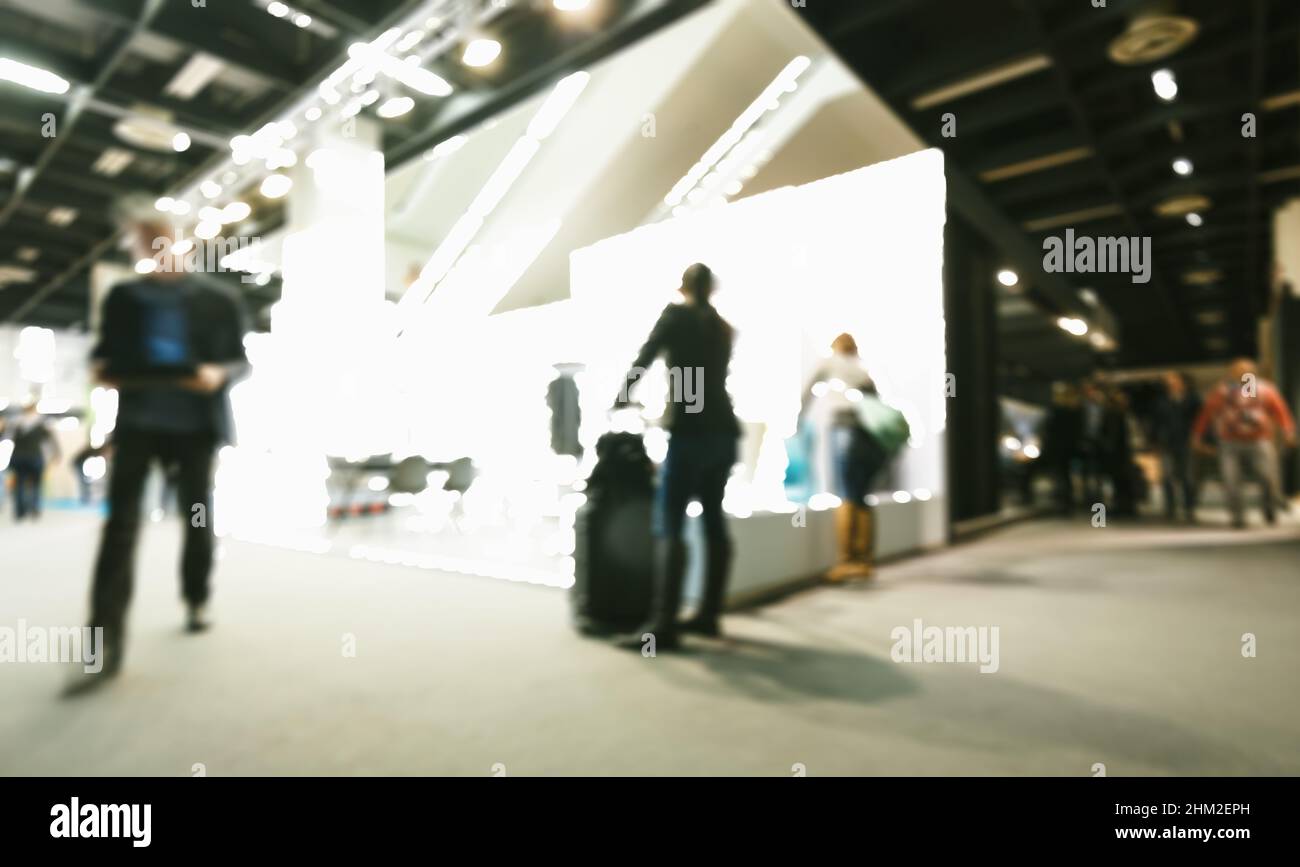 Parcours générique des visiteurs du salon. Post-production intentionnellement floue. Les humains ne sont pas reconnaissables. Banque D'Images