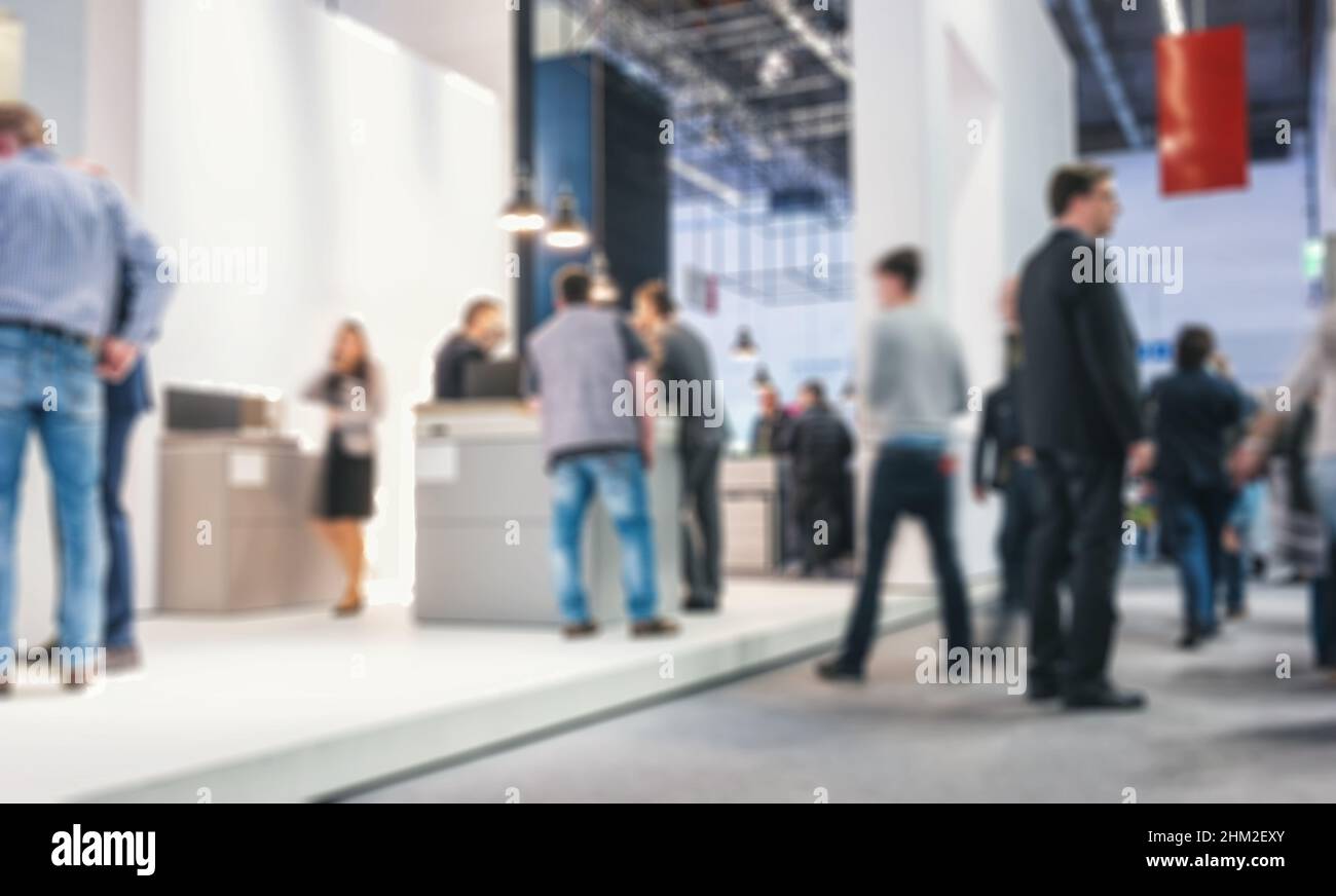 Résumé personnes floues sur un fond générique de salon avec effet de flou appliqué Banque D'Images