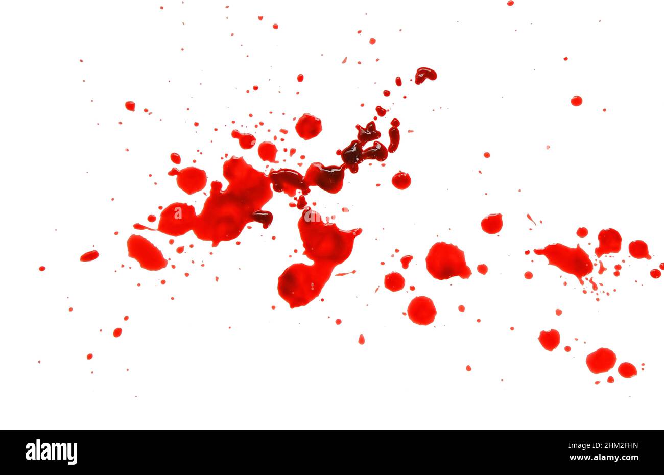 Éclaboussures et gouttes de sang rouge isolées sur fond blanc avec dégradé rouge.scène de crime.Meurtre et crime Banque D'Images