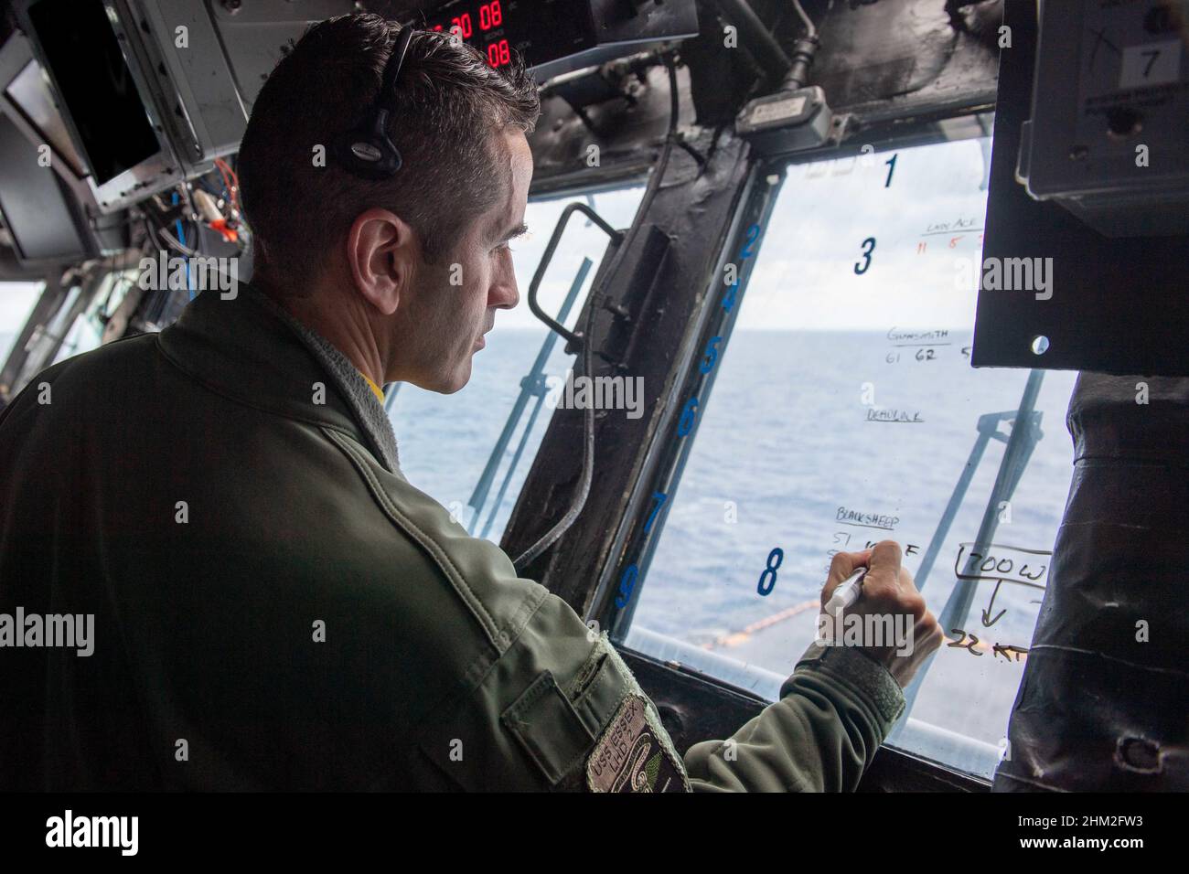 MER DES PHILIPPINES (fév6, 2022) Cmdr.Robert Elizondo, natif de grosse Pointe Woods, au Michigan, patron d'avion affecté au navire d'assaut amphibie de classe Wasp, USS Essex (LHD 2), suit des avions à l'appui de Noble Fusion, le 6 février 2022.Noble Fusion démontre que les forces expéditionnaires navales déployées à l'avance par la Marine et le Marine corps peuvent rapidement regrouper en mer des équipes de Marine Expeditionary Unit/amphibie Ready Group, ainsi qu'un groupe de grève des transporteurs, ainsi que d'autres éléments et alliés de la force conjointe, afin de mener des opérations de dénégation de la mer mortelles, de s'emparer de terrains maritimes clés,garantir la liberté de Banque D'Images