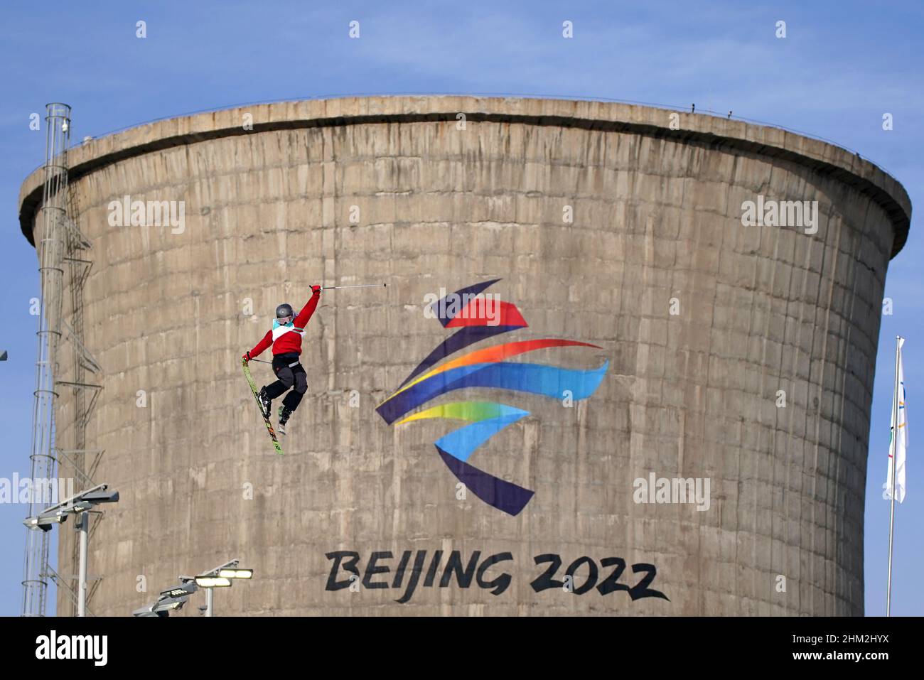 Katie Summerhayes de Grande-Bretagne pendant la qualification féminine Freeski Big Air au troisième jour des Jeux Olympiques d'hiver de Beijing 2022 au Big Air Shougang en Chine.Date de la photo: Lundi 7 février 2022. Banque D'Images