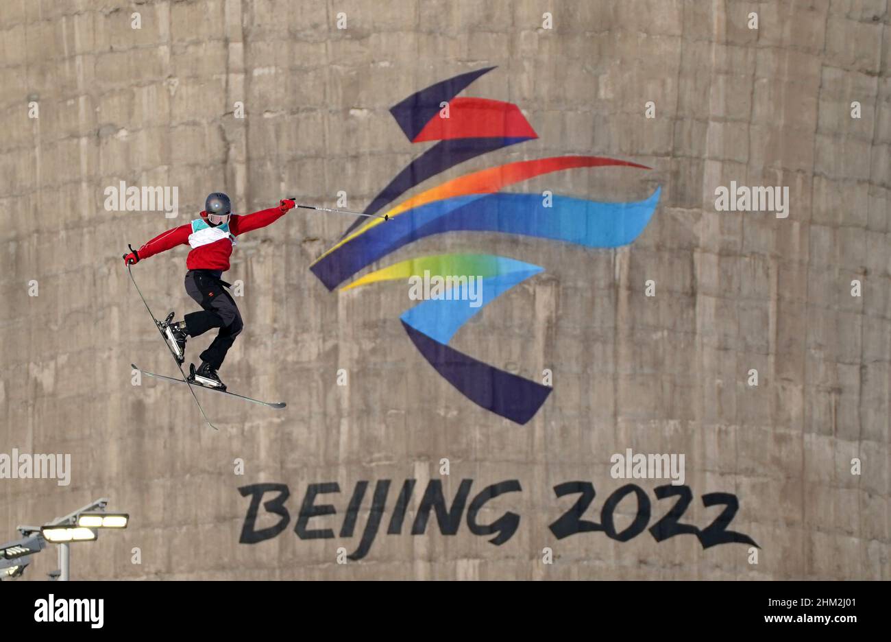 Katie Summerhayes de Grande-Bretagne pendant la qualification féminine Freeski Big Air au troisième jour des Jeux Olympiques d'hiver de Beijing 2022 au Big Air Shougang en Chine.Date de la photo: Lundi 7 février 2022. Banque D'Images