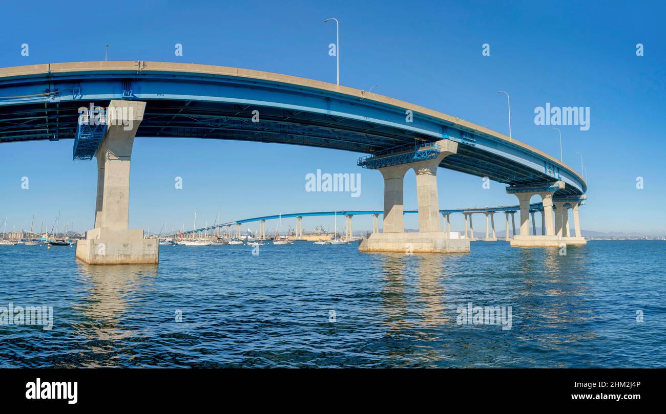Pont incurvé au-dessus de l'eau à Coronado, San Diego, Californie Banque D'Images
