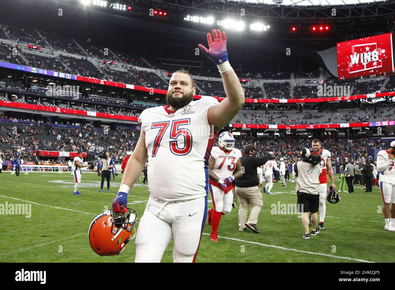 Las Vegas, États-Unis.06th févr. 2022.Joel Bitonio, le gardien offensant de l'AFC, se fait l'enferlement à la fin du match du NFL Pro Bowl 2022 au stade Allegiant de Las Vegas, Nevada, le dimanche 6 février 2022.Photo de James Atoa/UPI crédit: UPI/Alay Live News Banque D'Images