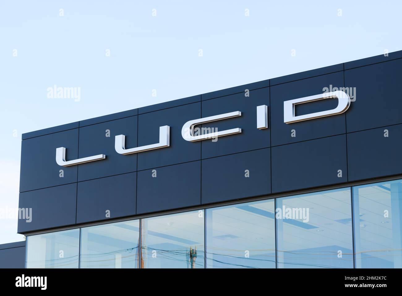 Seattle – 06 février 2022; signez un bâtiment pour la marque et le logo de Lucid Motors à Seattle contre un ciel dégagé Banque D'Images