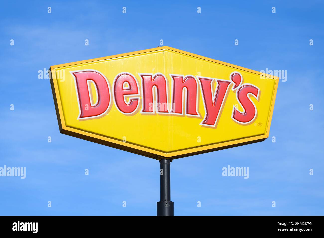 Seattle - 06 février 2022 ; panneaux indiquant Denny's Restaurant contre un ciel bleu à Seattle Banque D'Images