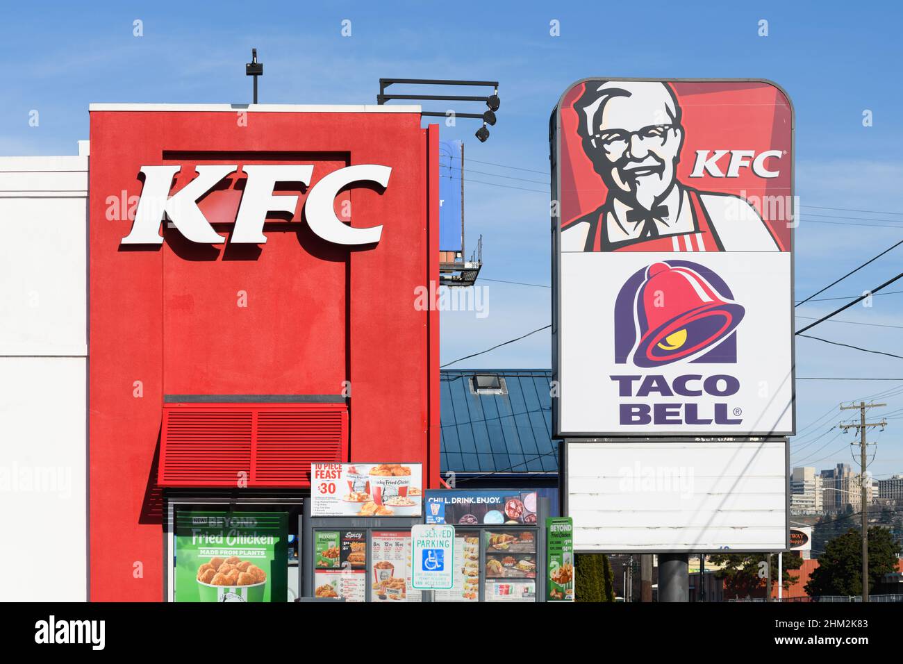 Seattle - 06 février 2022 ; panneaux indiquant les restaurants de restauration rapide KFC et Taco Bell à Seattle Banque D'Images