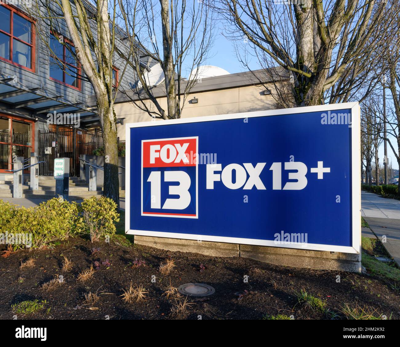 Seattle - 06 février 2022; panneau devant l'entrée du studio de télévision Fox 13 Seattle au niveau de la sreet avec la station supplémentaire Fox 13+ Banque D'Images