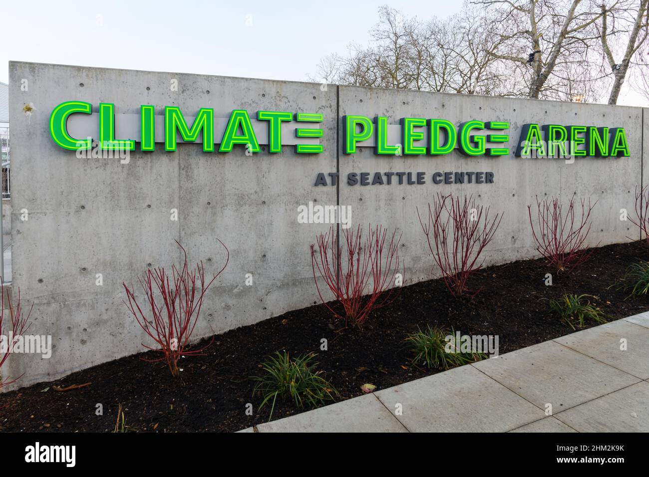 Seattle - 06 février 2022 ; panneau vert pour la Climate gage Arena au Seattle Center avec des usines à proximité Banque D'Images