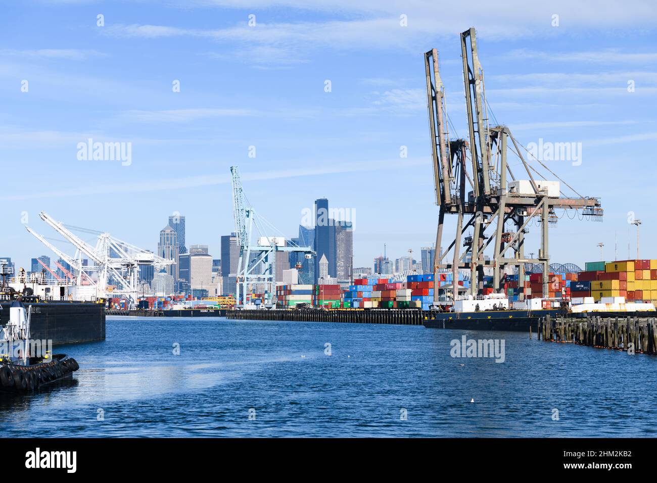 Seattle - 06 février 2022 ; terminal de conteneurs du port de Seattle et horizon de la ville avec ciel bleu et eau Banque D'Images