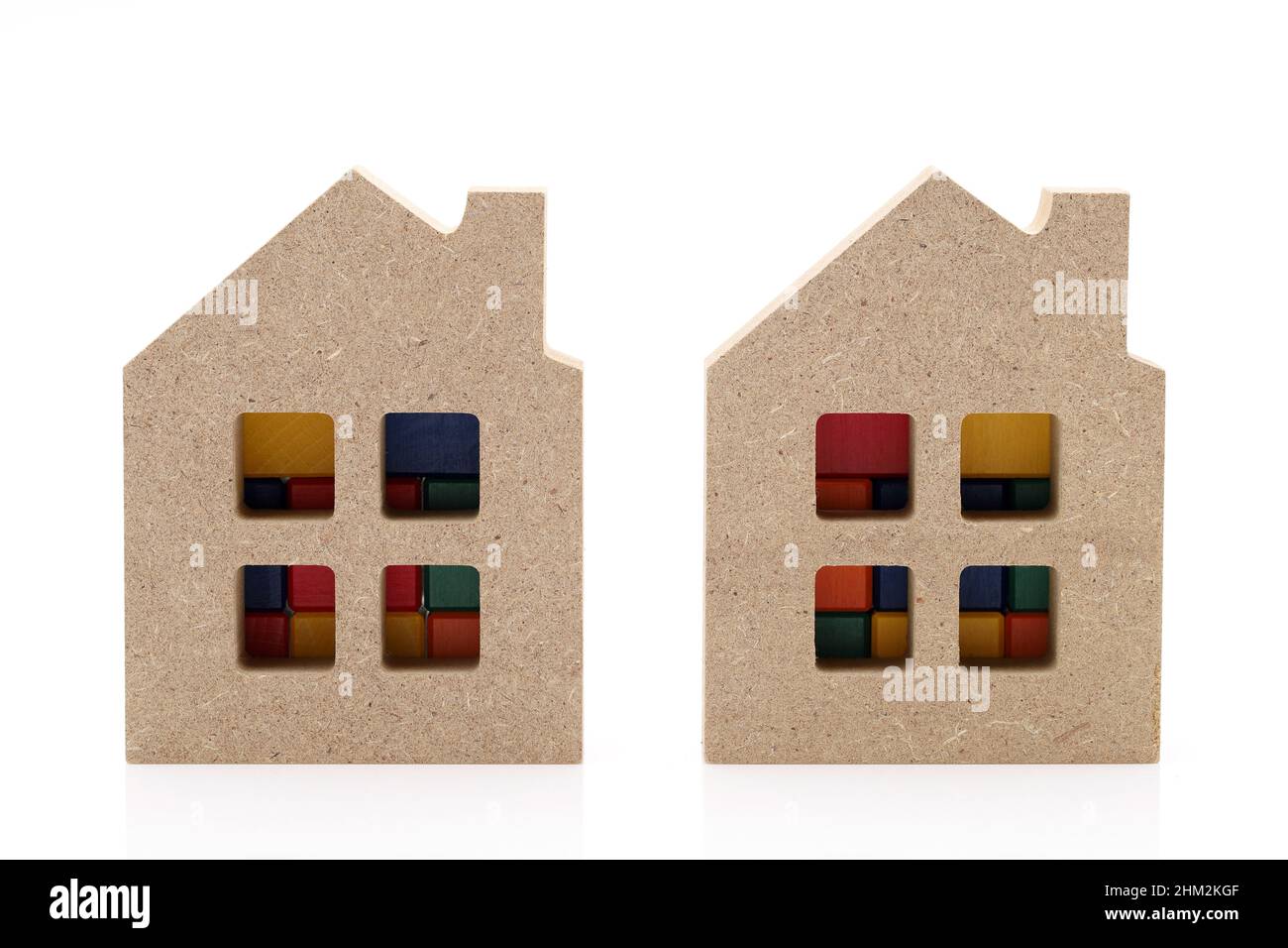 petite maison de jouets en bois isolée sur fond blanc Banque D'Images