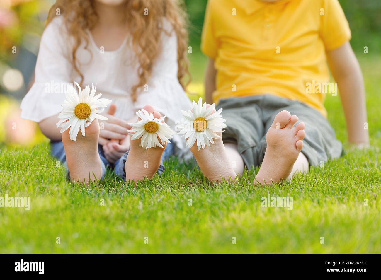 Petite fille et garçon avec pieds nus dans le parc d'été.Santé, médical, concept de bonne enfance. Banque D'Images