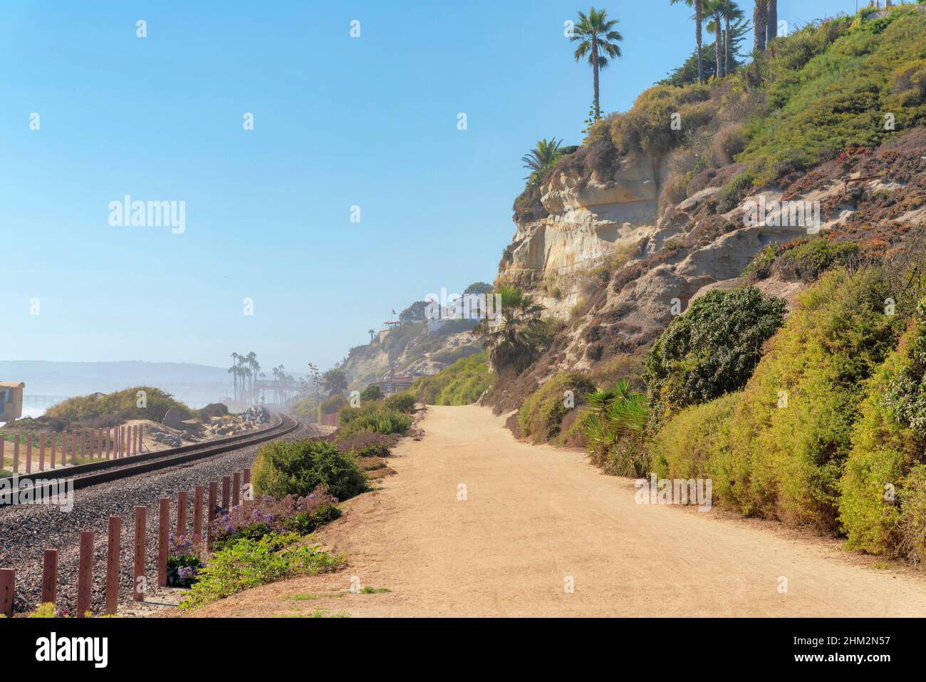 Train et route de terre à la plage de San Clemente, Californie Banque D'Images