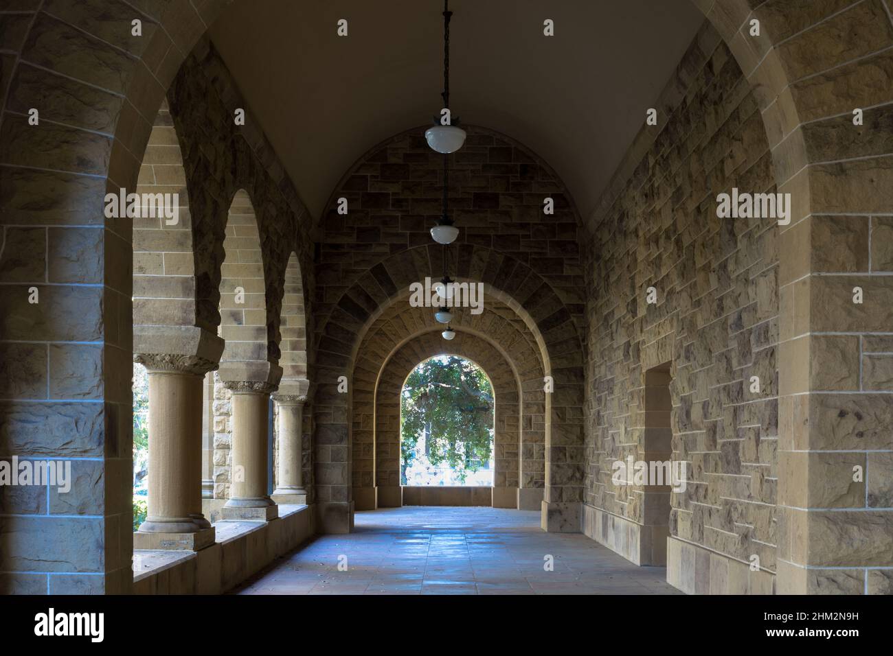 Cloître vide dans un style inspiré par la mission à l'université de Stanford, Californie Banque D'Images