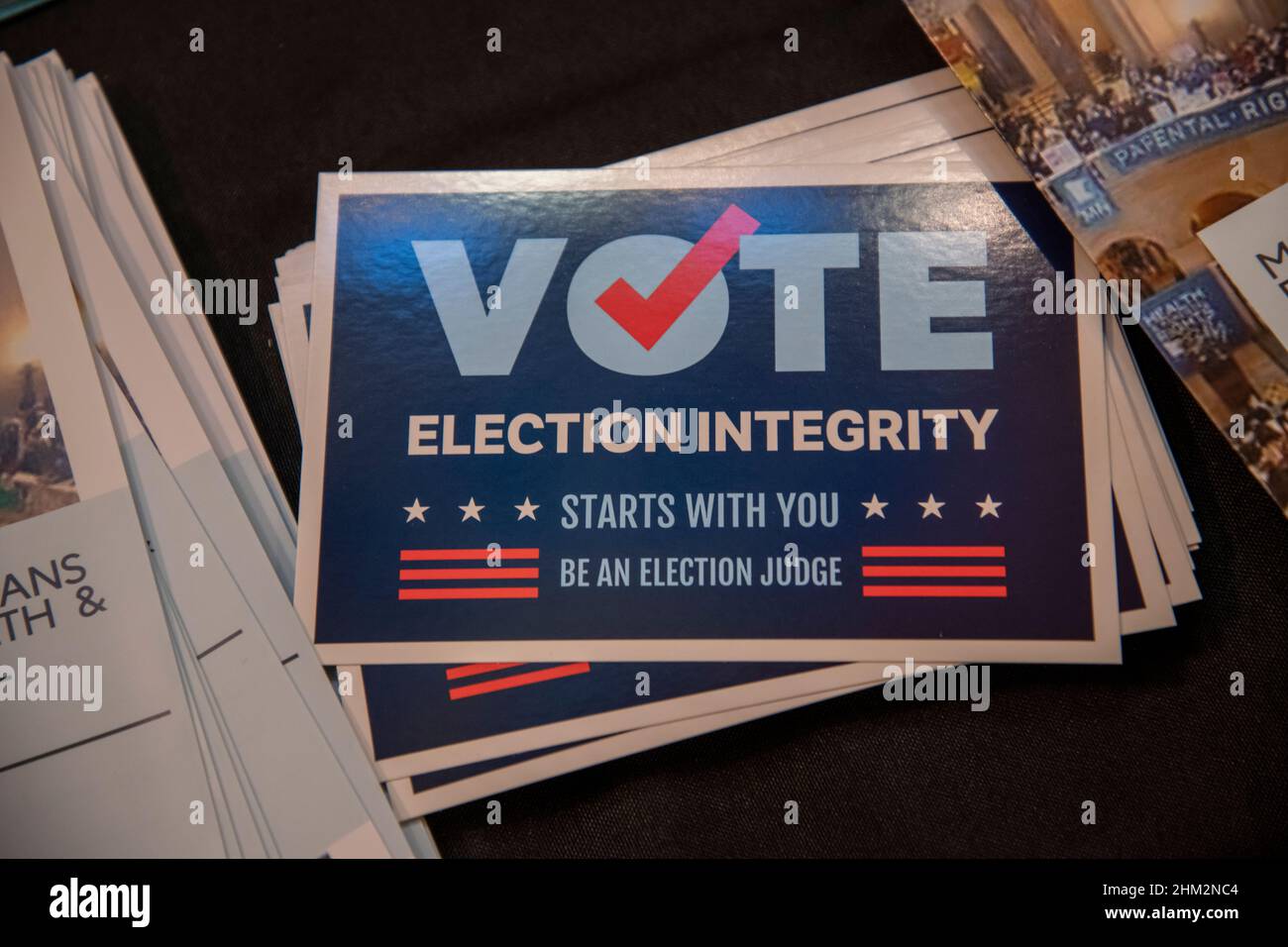 St. Paul, Minnesota.Vote la carte d'intégrité électorale est assise sur la table lors d'une manifestation pour la liberté et les droits parentaux. Banque D'Images