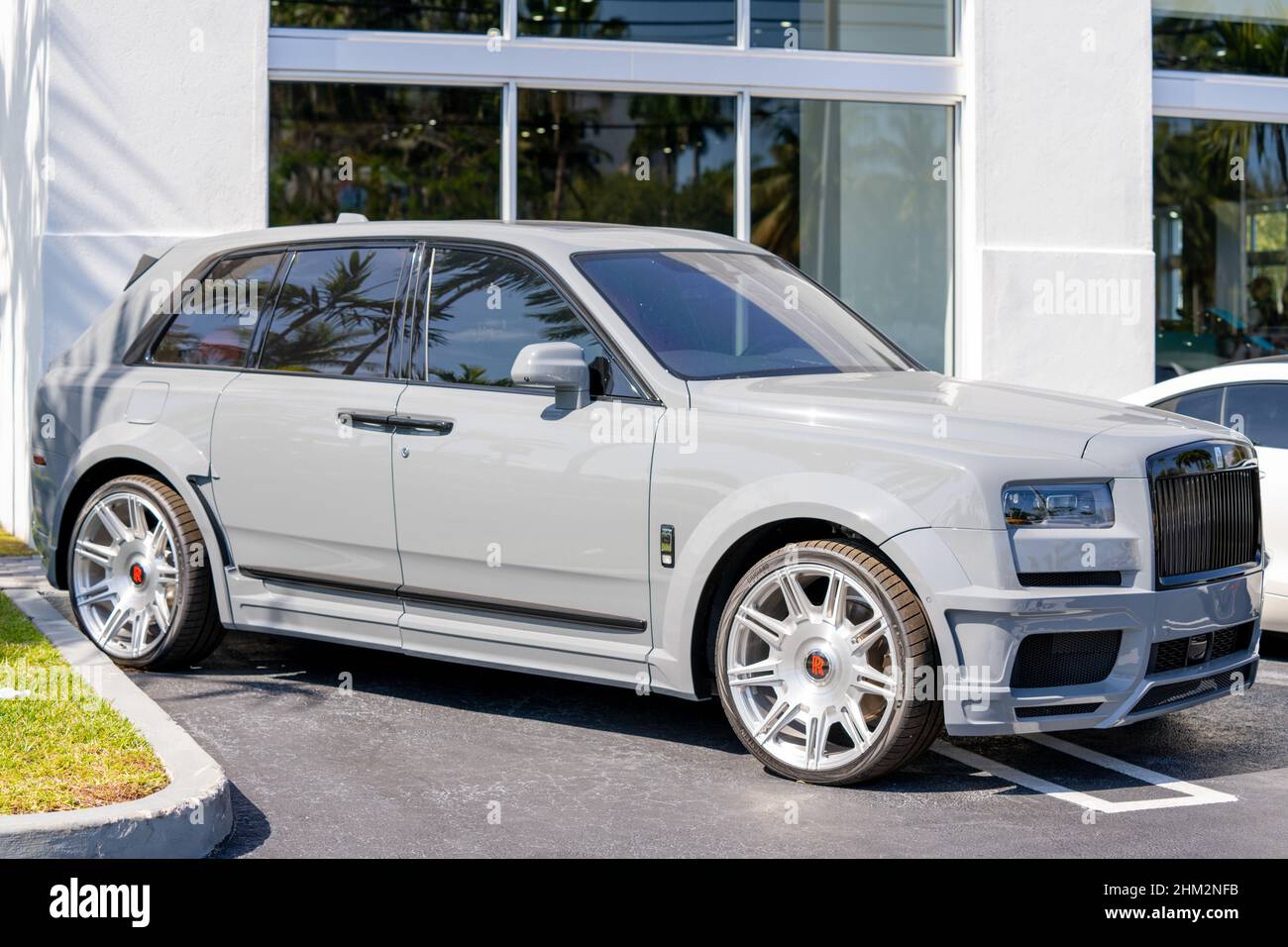 Miami, FL, USA - 5 février 2022 : photo d'un suv de luxe Rolls Royce personnalisé Banque D'Images