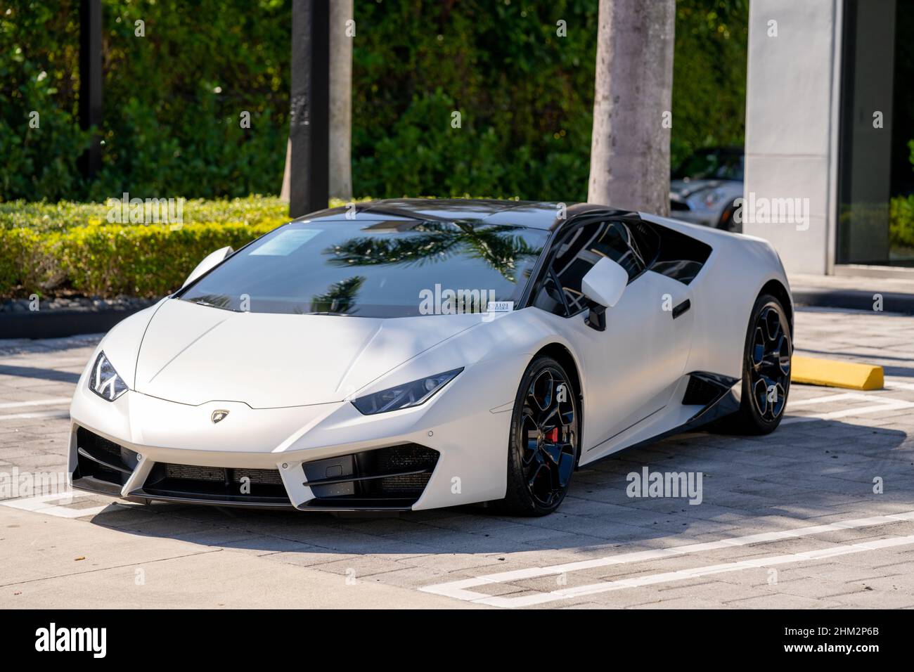 Miami, FL, USA - 5 février 2022 : photo d'un nouveau Lamborghini hurican EVO blanc Banque D'Images