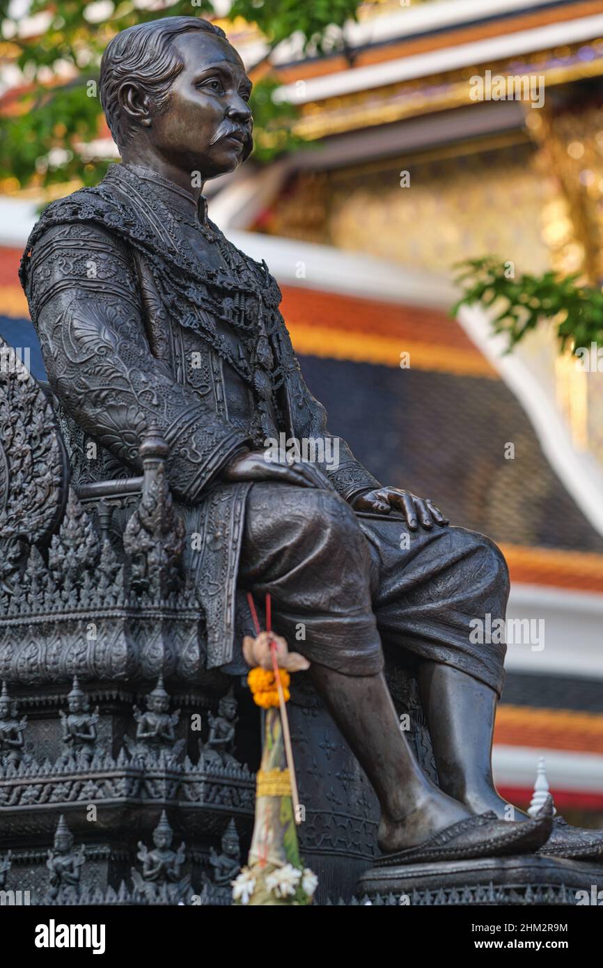 Une statue du roi Chulalongkorn (Rama V.) à Wat Ratchabophit, Bangkok, Thaïlande, siège de l'actuel Sangharat (Sangharaja), chef du bouddhisme thaïlandais Banque D'Images