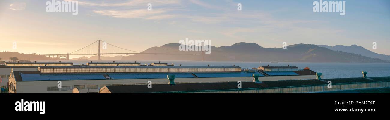 Panorama des chantiers navals contre le Golden Gate Bridge dans la baie de San Francisco, Californie Banque D'Images