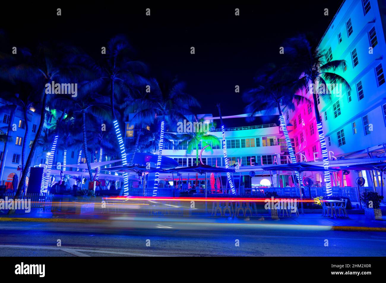 Miami Beach, FL, Etats-Unis - 2 février 2022 : photo de nuit de l'hôtel Clevelander Miami Beach Ocean Drive avec pistes de lumière de voiture en streaming Banque D'Images