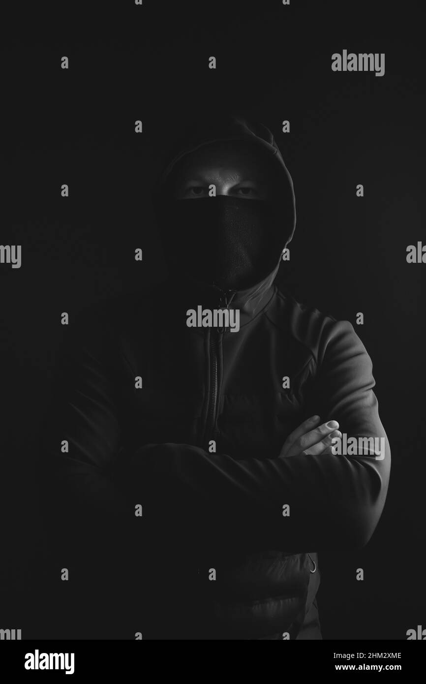 Homme effrayant se cachant dans l'ombre, avec le visage et l'identité  cachés avec le capot.Concept de peur, mystère, danger, crime, traqueur  Photo Stock - Alamy