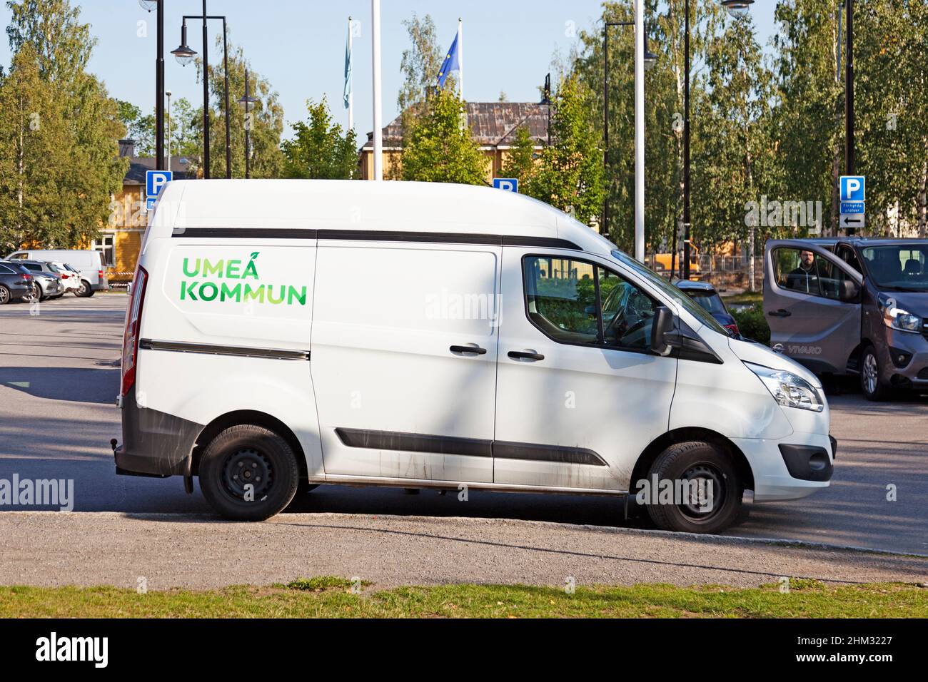 Umea, Norrland Suède - 27 juillet 2019 : voiture de transport blanche appartenant à la municipalité Banque D'Images